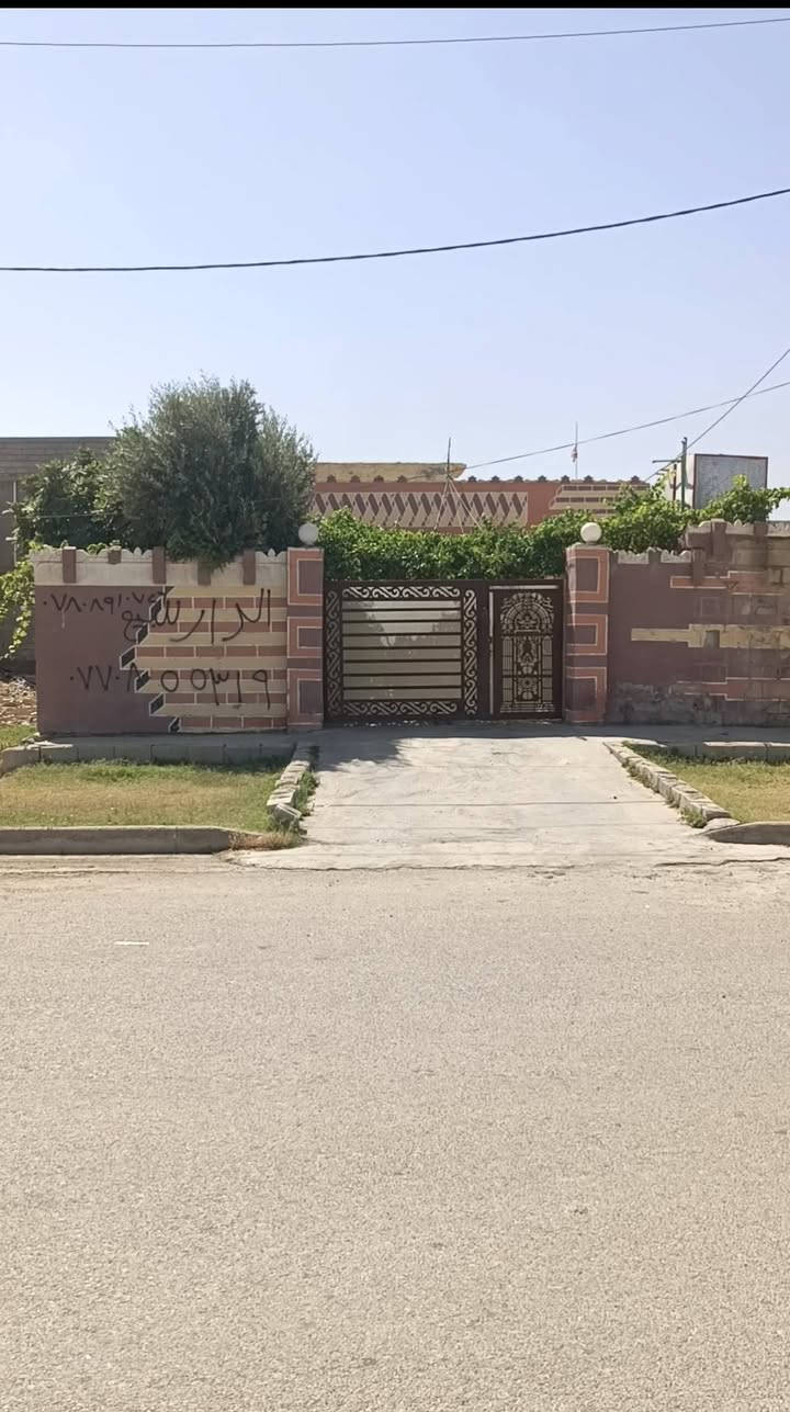 دار للبيع طابو صرف مساحه ٣٠٠ يتكون من ثلاث غرف وصاله واستقبال ومطبخ
صحيات داخليه وخارجيه 
كراج جبير 
حديقه تحتوي (عنب+زيتون+تين +أشجار حمضيه)
بلدروز كسيرات شارع الحولي موقع جيد خدمات كامله 
السطح شتايكر 
بناء طابوق 
رقم صاحب البيت 
***********
***********
