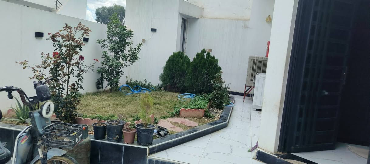 السلام عليكم دار للبيع مساعه 200 بيت فول مركزي كامل مع مبرده اي نقص مابي واحد حزيران صياده الثالثه قرب سارع الجامعات سعره 80 الستفسار ***********
