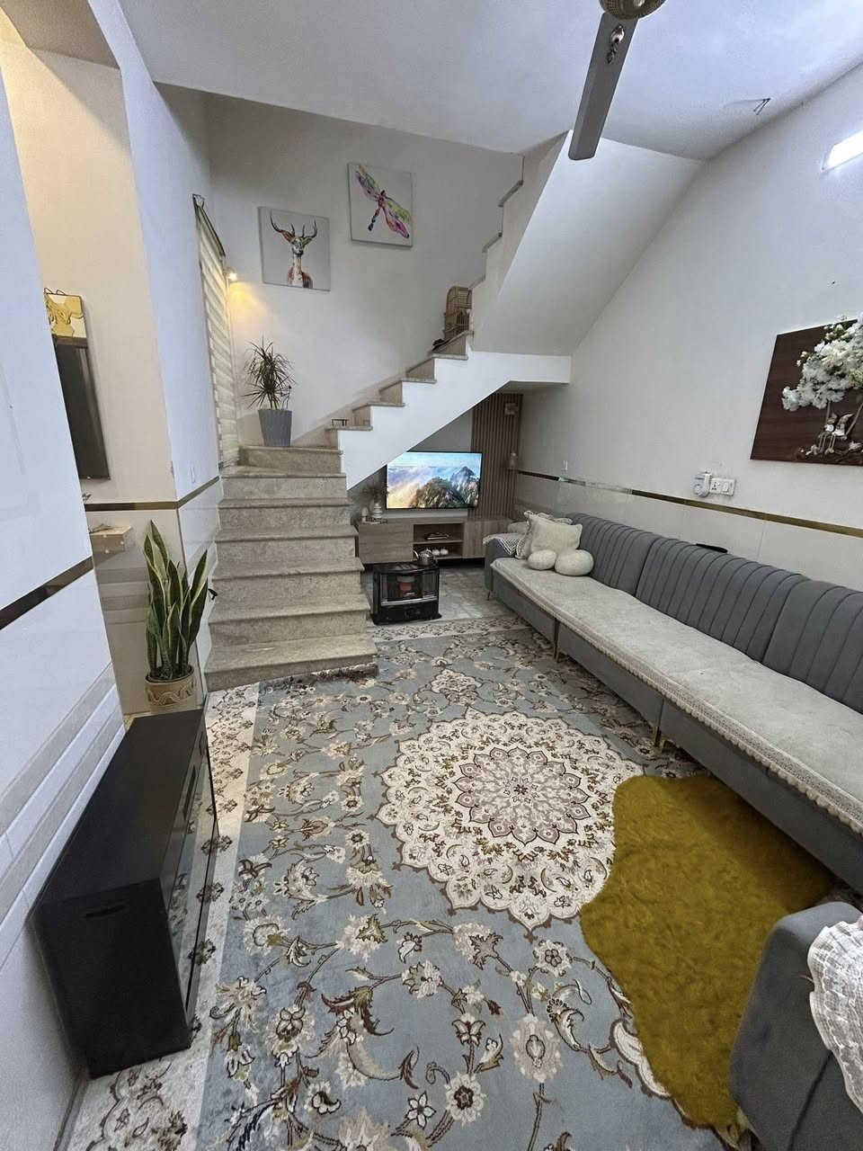 سلام عليكم
بيت للبيع 
البلديات الضباط 
مساحة ٨١ متر 
يحتوي ع ٣ غرف نوم طابق ثاني 
و٣ حمامات ثنين فوك واحد جوه 
بيت بناء جديد ٢٠٢١ 
للاستفسار ***********
