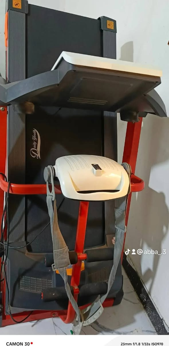 جهاز جري مستخدم قليل يتحمل وزن 130 كيلو نضافته 90 اريده اب 650او بيه مجال ***********
