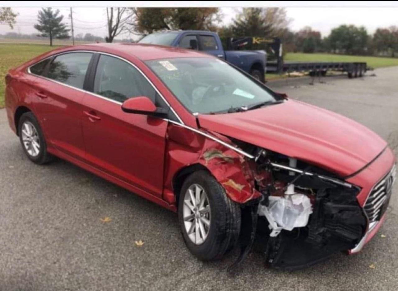 السلام عليكم
سوناتا موديل 19
ماشيه 64ميل 
السياره بأسمي رقم الأماني 
وأرد امريكي حادث موضح بالصوره جاملغ امامي.
وبيها صبغ جاملغ خلفي بسبب (بطش )..
نص مواصفات والسياره حلوه ونظيفه 
العنوان الاعظميه 
استفسار ***********
