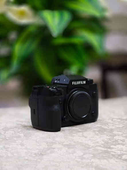 السلام عليكم اخوان
كاميرا فوجي فيلم جديدة حرفيا استخدام 10 ايام باستوديو 
الكامرة والعدسة والهدايا كلهن وياه 
الشتر ما اعتقد واصل فد 300 صورة كلش جديدة الكامرة 
اشتريته بس ما فادتني بالاستوديو وجبت نيكون
المهم 
الكاميرا x-h2
العدسة 16-80 فتحة 4 وياه بالكت 
حزام هدية
حزام يد هدية
ستاند هدية
وبيه لزگة شاشة
السعر موجود كدامك مشتريه بمليونين و800 الف
اريد ابيعه بمليونين ب600 
مكاني كربلاء ورقمي ***********
توصيل اعتذر كلش ما اكدر تجي تشوف وتاخذ وخادمك وكروتك عليه 
اسف عالاطالة ❤️
