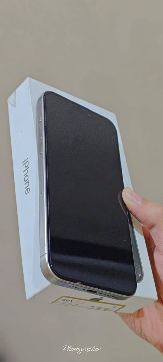 للبيع: iPhone 15 Pro Max بحالة ممتازة
الموديل: iPhone 15 Pro Max
​الذاكرة: 256 جيجابايت
​الحالة: نظيف جداً، لم يسبق له دخول أي تصليح (وكالة).
​البطارية: صحة البطارية 89%، مع 472 دورة شحن.
​المميزات: الجهاز نظيف، نموذج M، ويعمل بكفاءة عالية.
معه كاتونة ألصلية للجهاز
​ملاحظة: الجهاز بحالة الوكالة.
مكاني بغداد الحرية تجي تفحص براحتك اذا بي زلخ تاخذة بلاش
​***********
