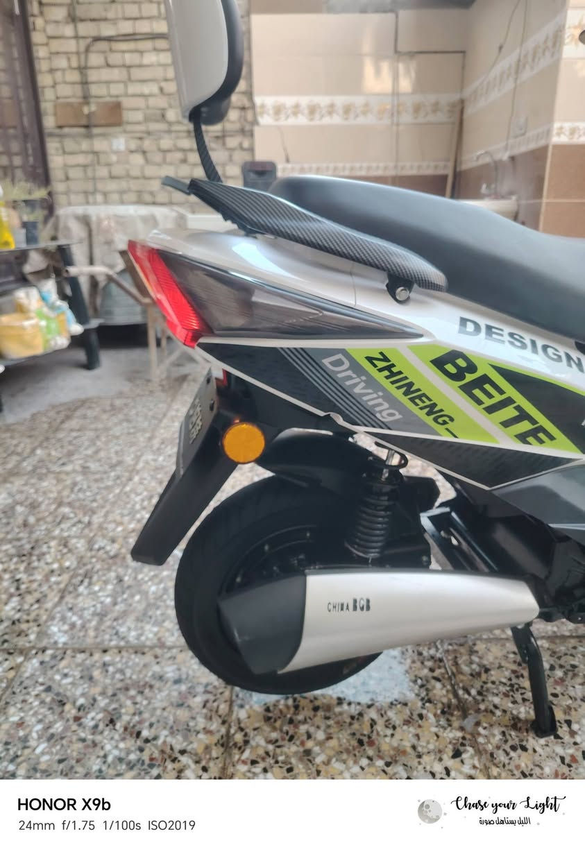 سلام عليكم دراجة نوع سكنس شحن 6 بطاريات كبار ملف 3000 سرعتها 60 تلث سرع  دراجة كلش جديدة ونضيفة ومحافض عليها وبيها بلوتوث من الوكالة ومنفذ USPشحن بريكات ثنين دسك دبلات أيضا ثنين مساحة صندوق جبيرة دراجة اي نقص ما بيها شاحنة وسويجات ثنين وكارتات ثنين يجي وياها و أوراقها هم موجودة السعر 750 وبيها مجال للطيبين رقمي *********** مكاني بغداد الأمين الثانية
