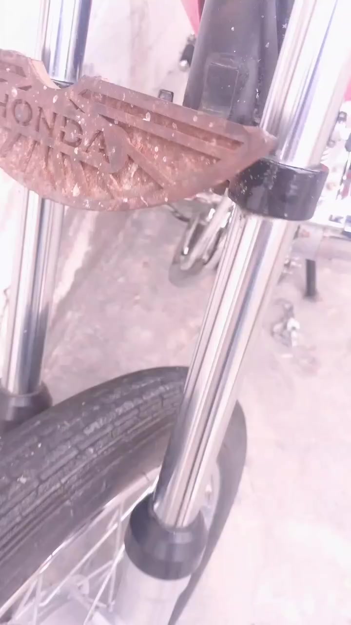 السلام عليكم دراجه تعمير 26 الشاصي موديل 2014 اصولي المكان النجف ***********
