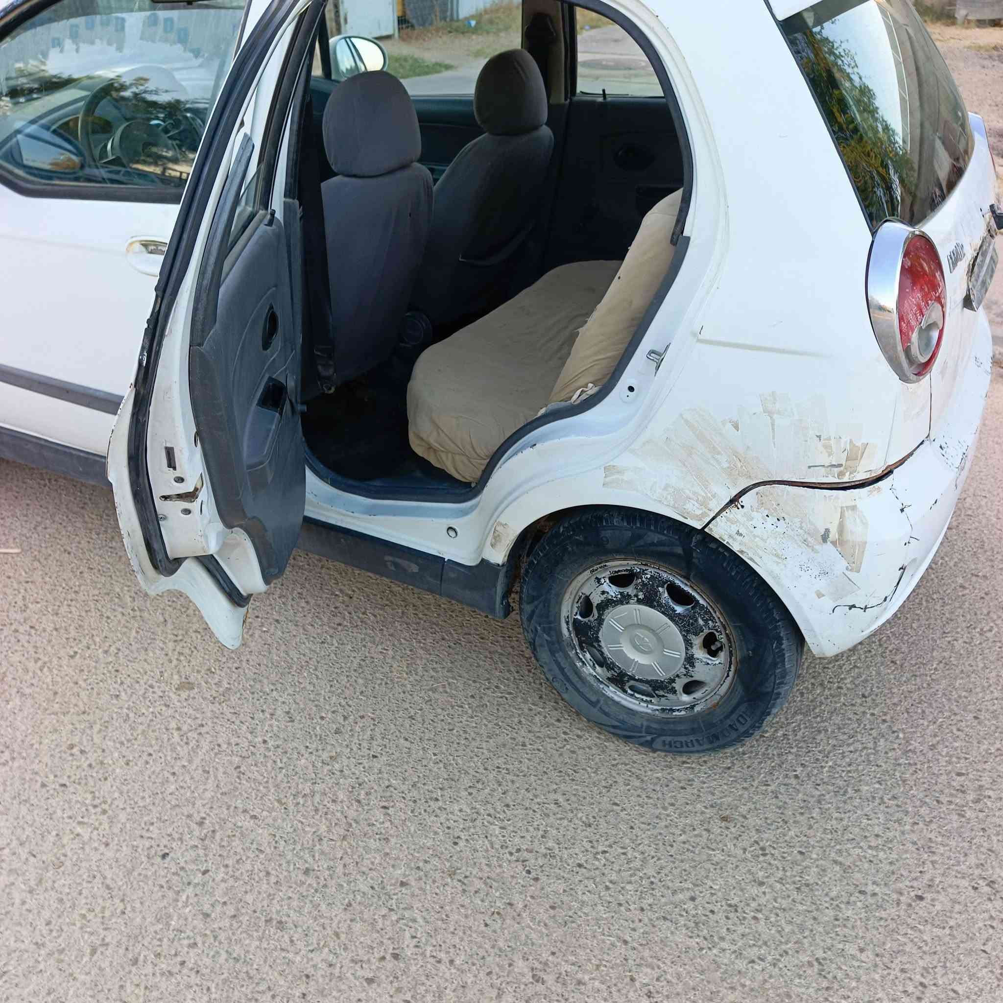 السلام عليكم سياره مراوس بستوته او موطور هيوشه موديل 24 او 25 سياره شغاله وكامله بيه نقوصات قليله سياره كير عادي ( موديل 2010 تبريد شغال نقص غاز ) سياره مال مطارد😅) مكاني الغدادي الحي السكني  ***********

