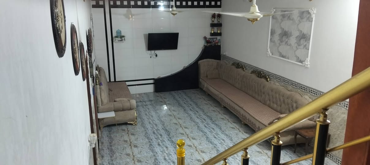 سلام عليكم بيت للبيع المكان فرع ابو المامش حي العدل المساحه 200متر بيه قرفتين وصاله ومطبخ ودوانيه وحوش اربع مترات ونص وعرضه سبع مترات الستفسار عل الرقم***********
