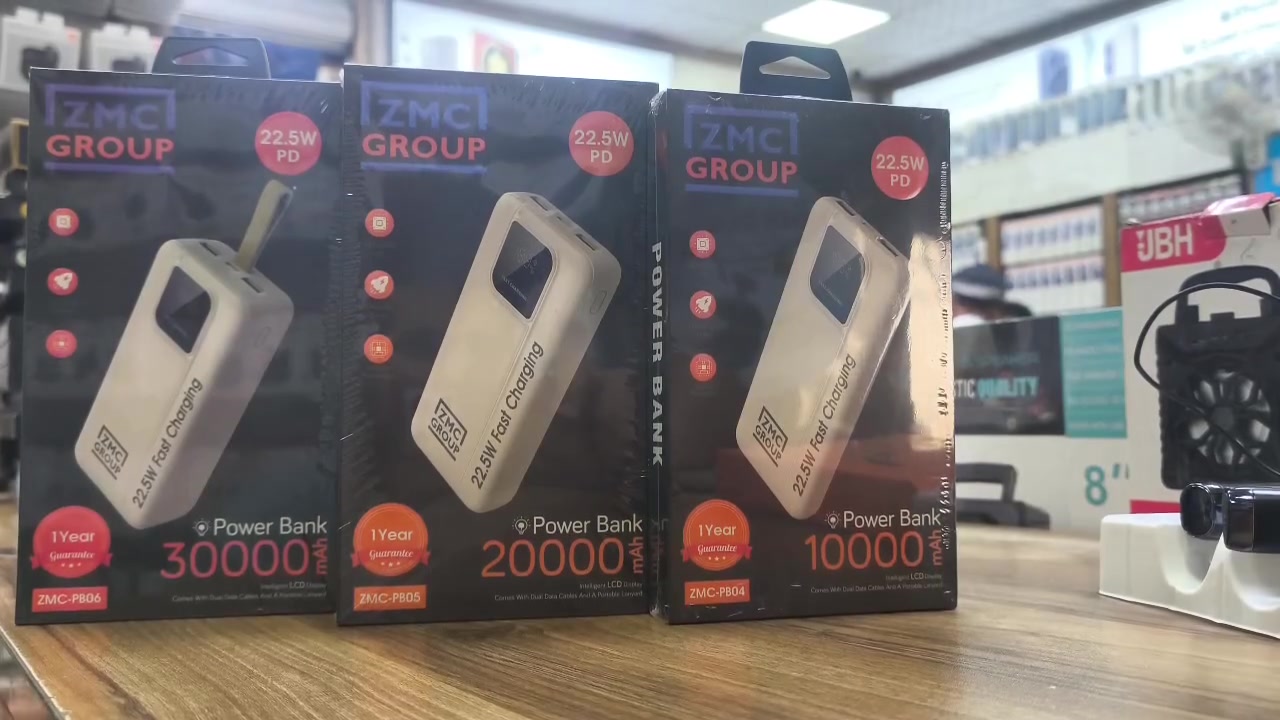 بور  طاقة (شواحن متنقلة) من شركة  ا ZMC Group. 

السعات: تتوفر السعات في الصورة بـ 10,000 مللي أمبير، 20,000 مللي أمبير، و30,000 مللي أمبير.
الشحن السريع: تدعم جميع هذه الشواحن تقنية الشحن السريع بقدرة 22.5 واط.
المميزات: تحتوي الشواحن على كابلات مدمجة وشاشة رقمية لعرض نسبة البطارية. 

📍 شركة أبو سعدية الشطري – قسم الإكسسوارات
📞 ***********
📷 إنستغرام: abosadya.ac
📘 فيسبوك: اكسسوارات أبو سعدية الشطري
