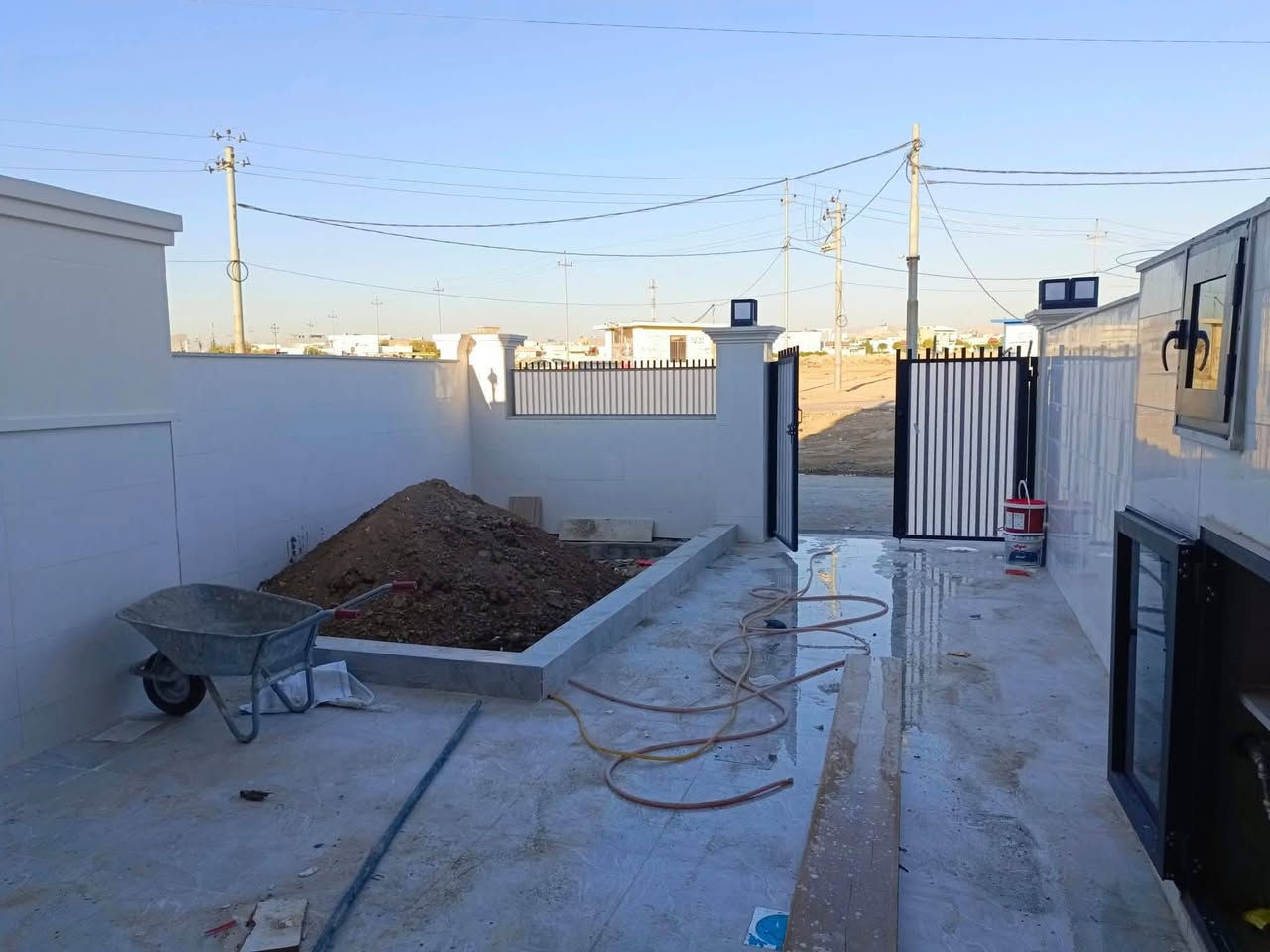 بيتين للبيع في اشتي ستي 1 
قرب سايدين لاوان  
مقابل_حديقة#
مساحة كل بيت   125 متر + حديقة داخلية
يتكون من :- طابقين طابو صرف 
الطابق الاول : استقبال + مطبخ + هول + غرفة نوم + صحيات
الطابق الثاني : 3 غرف نوم ( غرفة سويت )  + هول  
 
************************************
خانوو  فلات بۆ فرۆشتن له ئاشتى ستى 1 
#پێش_حەدیقە   
رووبەری هەر خانوویەک ١٢٥ مەتر + باخچە
پێکهاتووە لە :- دوو نھۆم
نھۆمی یەکەم  : ژووری ميوان + مطبخ + ھۆل + 1 ژووری نوستن + حمام و ئاودەست 
نھۆمی دووەم : 3 ژووری نوستن ( دانەیەکی سویتە )  + ھۆل 

***********************************
للاستفسار والمزيد من المعلومات اتصل على هذه الارقام
 - فايبر - واتساب
***********
