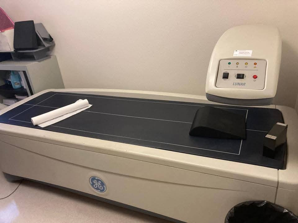 🔬 جهاز قياس هشاشة العظام GE Lunar DPX – DEXA

متوفر الآن بحالة ممتازة – تقرير وتشغيل فعّال 100%

📌 العلامة التجارية: GE Healthcare
📌 الموديل: Lunar DPX
📌 النوع: DEXA (Dual-energy X-ray Absorptiometry)
📌 الوظيفة: قياس كثافة العظام (BMD) للكشف عن هشاشة العظام بدقة عالية

---

✅ مواصفات الجهاز الفنية:

نظام قياس DEXA ثنائي الطاقة لقياس كثافة العظام بدقة في العمود الفقري (L1-L4) والورك (Neck & Total Hip).

طاولة فحص واسعة ومريحة – تتحمّل أوزان عالية تصل حتى 160 كغم.

وحدة تحكم مركزية مدمجة مع أزرار تشغيل – إطفاء – مؤشرات حالة (Power/Ready/Error).

برنامج تحليل احترافي يظهر النتائج على شكل رسم بياني ملون (أخضر طبيعي / أصفر نقص كتلة / أحمر هشاشة) مع حساب:
🔹 T-Score (مقارنة مع شباب أصحّاء)
🔹 Z-Score (مقارنة مع فئته العمرية)

واجهة عرض مرئية واضحة لتقارير العمود الفقري والورك

طباعة تقارير مباشرة أو بصيغة PDF

نظام أرشفة داخلي + دعم تصدير التقارير

---

📊 التقارير:

✔ تقارير دقيقة مع مرجع WHO
✔ إمكانية مقارنة الفحوص السابقة
✔ أمثلة من الفحوص الحقيقية مرفقة بالصور
✔ تحليل كثافة العظام حسب العمر – الجنس – الوزن

---

💡 مميزات إضافية:

أشعة منخفضة الجرعة مقارنة بأجهزة الأشعة التقليدية

سرعة في الفحص (من 1 إلى 5 دقائق)

صيانة ميسّرة وقطع غيار متوفرة

ملحقات مرفقة:
🔸 إسفنج داعم للقدم
🔸 ورق فحص
🔸 بلوك زاوي للورك
🔸 وحدة طاقة مستقرة

---

🏥 مناسب لـ:

مراكز الأشعة والتصوير الشعاعي

عيادات الغدد الصماء والعظام

المستشفيات الأهلية والحكومية

برامج الكشف المبكر عن هشاشة العظام

---

🧾 تفاصيل الفحص الظاهر:

عمر المريض: 51 سنة

BMD للـ L1-L4 = 0.904 g/cm²

T-Score = -1.7 (نقص كثافة خفيف)

التقرير يبيّن بوضوح حالة العظم ويوضح إمكانية العلاج أو المتابعة

---

🎁 العرض يشمل:

✔ فحص وتشغيل واختبار الجهاز
✔ تدريب مجاني لفني المركز
✔ دعم فني مجاني أول 3 أشهر
✔ إعداد القوالب باسم مركزك (عربي / إنكليزي)
✔ إمكانية الشحن إلى كل المحافظات

---

💵 السعر:

سعر خاص لفترة محدودة — للاستفسار والاتفاق النهائي تواصل ويّانا مباشرة.
(الدفع: كاش أو تقسيط أو trade-in مقابل جهاز قديم)

---

📞 للطلب والاستفسار:

📱 واتساب: ***********
📍 بغداد – السيديه
🔧 الثقة للأجهزة الطبية – نوفّر لك جهاز شغّال وثقة بأقل 

#جهاز_هشاشة_العظام #DEXA #GE_Lunar #Bone_Density #فحص_العظام #جهاز_طبي #الأجهزة_الطبية #الثقة_للأجهزة_الطبية
