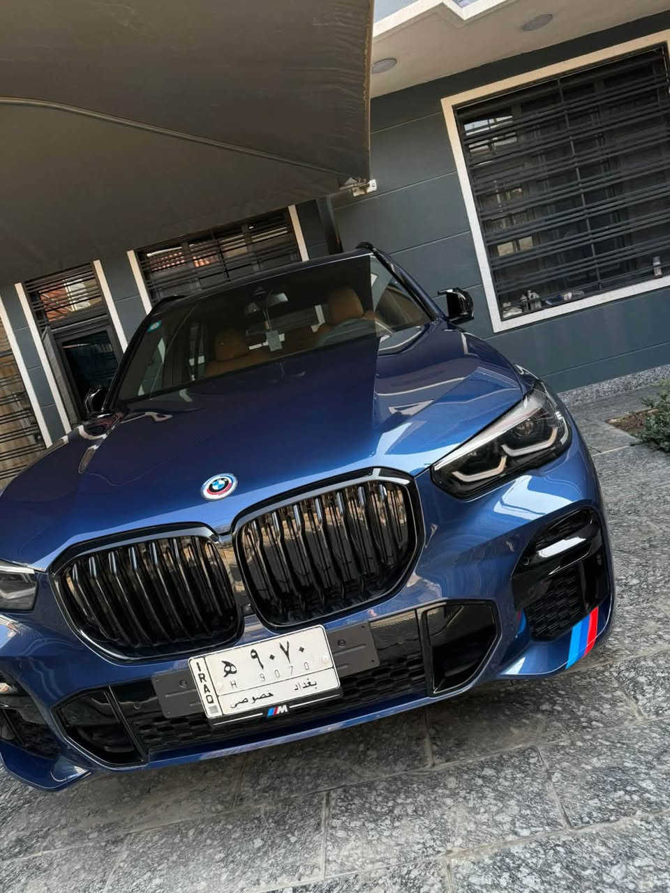 BMW X5 i40 – خليجي وكالة العروش
موديل 2023 
رقم بغداد مميز 9070 H
🚘 الموديل: BMW X5 i40
🎨 اللون: أزرق ميتالك مميز
⚙️ المحرك: 6 سلندر تيربو – i40
🔋 القوة: أداء قوي وسلس مع استهلاك متوازن
🛞 الدفع: رباعي xDrive
📍 الحالة: نظيفة جدًا، استخدام شخصي
السيارة ماشية 16 الف كيلو متر فقط 
السيارة مغلفه PPF كاملة من جيوشيلد مفتوح مدى الحياة 
المواصفات:
 • فتح وتشغيل بدون مفتاح
 • شاشة أمامية كبيرة مع نظام BMW iDrive
 ‏•نظام الإيماءات 
• نافيكيشن
 • كاميرات 360°
 • رادار أمامي
 • تحكم كهربائي بالمقاعد مع ذاكرة
 • جلد فاخر
 • إضاءة داخلية Ambient Light
 • جنوط رياضية
 • نظام Driving Modes
 • نظام مانع الانزلاق
 • تحكم بالمقود
 • مثبت سرعة

***********
