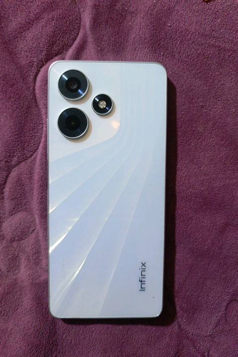 هاتف Infinix مستعمل بحالة جيدة مع بعض الخدوش على الشاشة. الجهاز يعمل بشكل كامل ويتميز بتصميم جميل وكاميرات ممتازة. فرصة رائعة لمن يبحث عن هاتف بأسعار مناسبة.