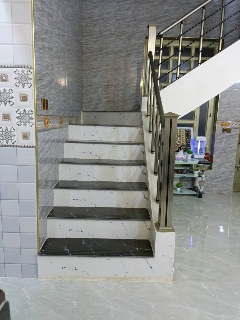 الدار للبيع في حي المهندسين الثانيه
قرب جامعة الفلوجه قريب من شارع العام اول شارع 
الشارع 10متر   المساحه 143م يحتوي على ثلاث غرف 
+4صحيات البيت كامل من كلشي ارضيه الطابقين بورسلين 
درجه اولى البيت فول مابي نقص اي شي بناء حديث 
السعر 130 وبي مجال  ***********
