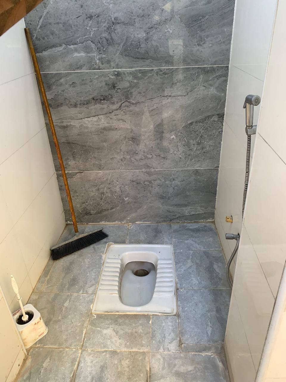 دار للبيع منطقة حي السفير قرب ابو علي المضمد 
المساحه ١٢٥زراعي  ٥×٢٥ طابقين غرف نوم عدد ٣ صالة عدد ٢ 
حمام عدد٢  مناور عدد ٢ الدار الطابق الارضي مرمر 
الطابق الاول بورسلين بناء ٢٠٢٥  ارتفاع الرفت ٦٠سم صب 
وتفاصيل اكثر للراغب بالشراء رقم الهاتف ***********
