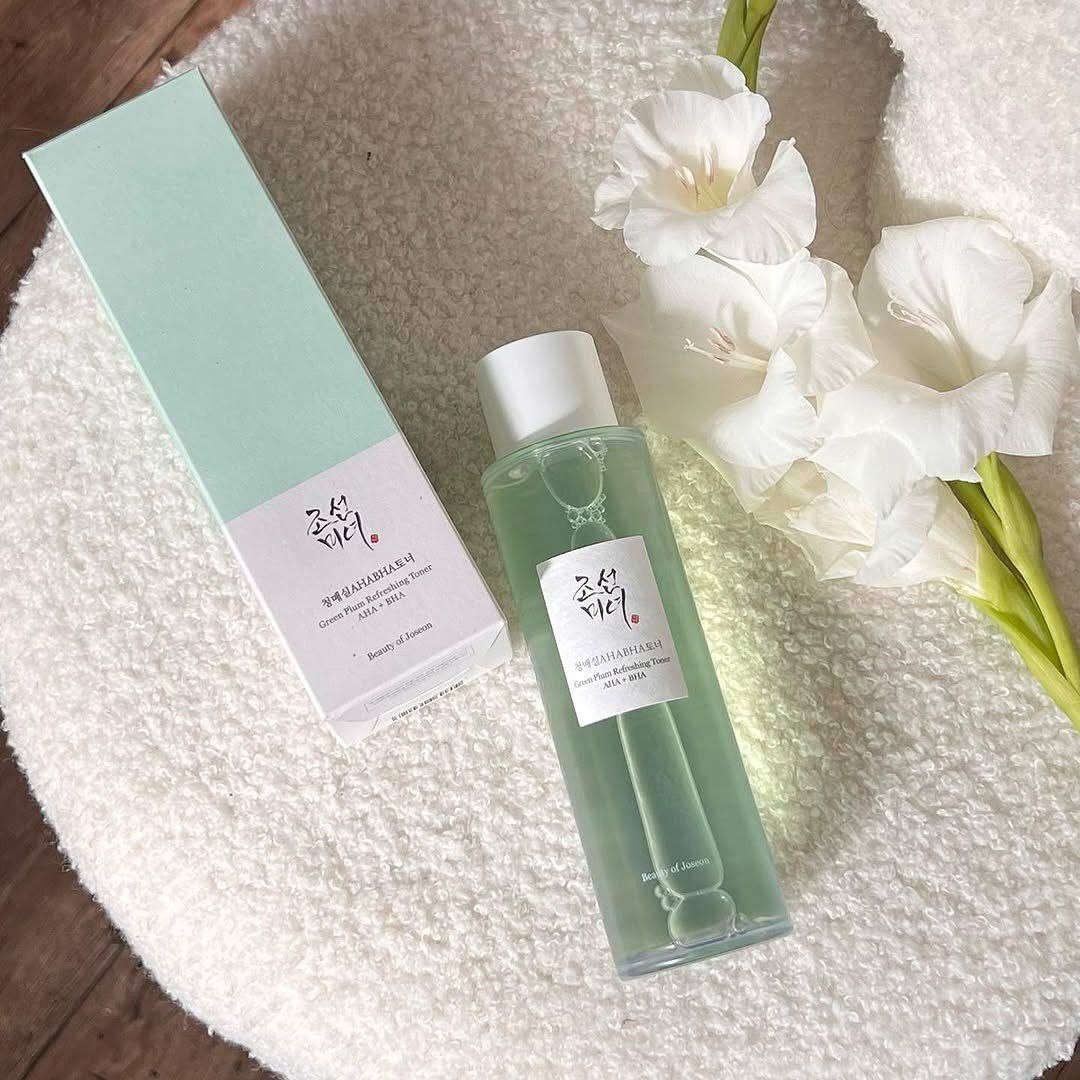 ✨تونر البرقوق الأخضر المنعش (Green Plum Refreshing Toner) من العلامة التجارية الكورية الشهيرة بيوتي أوف جوسون (Beauty of Joseon). يعد هذا التونر مقشراً يومياً لطيفاً يجمع بين المكونات الطبيعية التقليدية والأحماض الكيميائية الفعالة لتنقية البشرة وإعادة الحيوية لها. 

✅المكونات الأساسية وفوائدها:
مياه البرقوق الأخضر (25%): تعمل كمقشر طبيعي يساعد على تنعيم ملمس البشرة وتوفير الترطيب.
مستخلص فول المونج (2%): يساعد في تهدئة البشرة وترطيبها، ويعمل بانسجام مع البرقوق لتنقية المسام.
أحماض AHA + BHA: يحتوي على 2% حمض الجليكوليك (AHA) لتقشير سطح الجلد وإزالة الخلايا الميتة، و 0.5% حمض الساليسيليك (BHA) للتغلغل داخل المسام وإزالة الدهون والشوائب.


**إذا كنت صاحب هذا الإعلان وتريد حذفه لأي سبب، رجاءا أرسل رسالة إلى الدعم الفني**