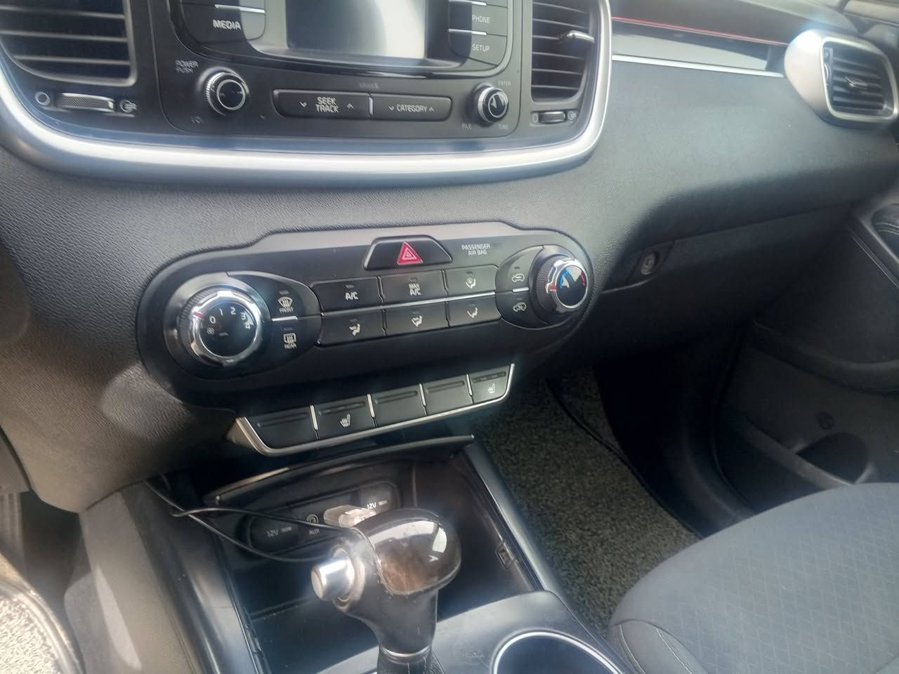 السلام عليكم سورنتو 16امريكي حادث بس بنيد بدون ايرباك سبعه راكب كشنات هيتر كهربائي كشن السائق كامره دواره حساس اشاير بلمري السياره جديده لا بارد ولا شخوط المكان كربلاء السعر 158بيه مجال حك الجيه وكاله وتحويل ***********
