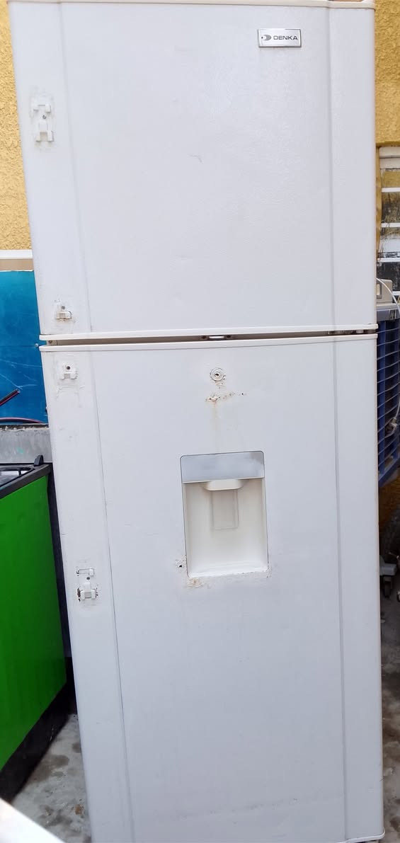 السلام عليكم ثلاجة نضيفة للبيع حجم كبير السعر 150وبي مجال بسيط بيع مستعجل الرقم ***********
