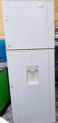 ثلاجة نضيفة للبيع حجم كبير السعر 150وبي مجال بسيط بيع مستعجل الرقم 077...