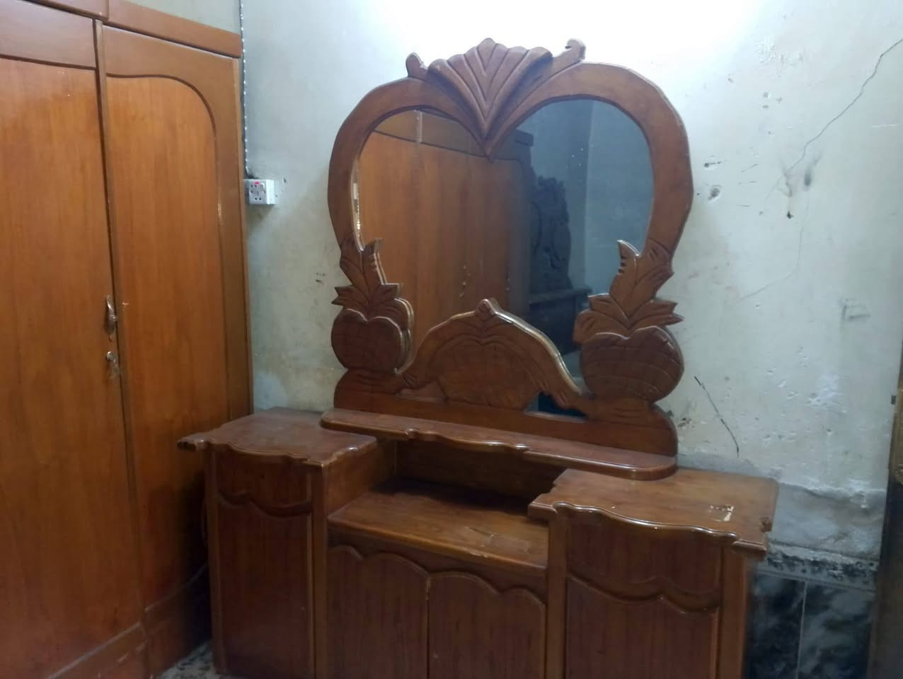 السلام عليكم
غرفه قديمه للبيع سعره ٢٥٠ 

وهذا رقمي ***********
