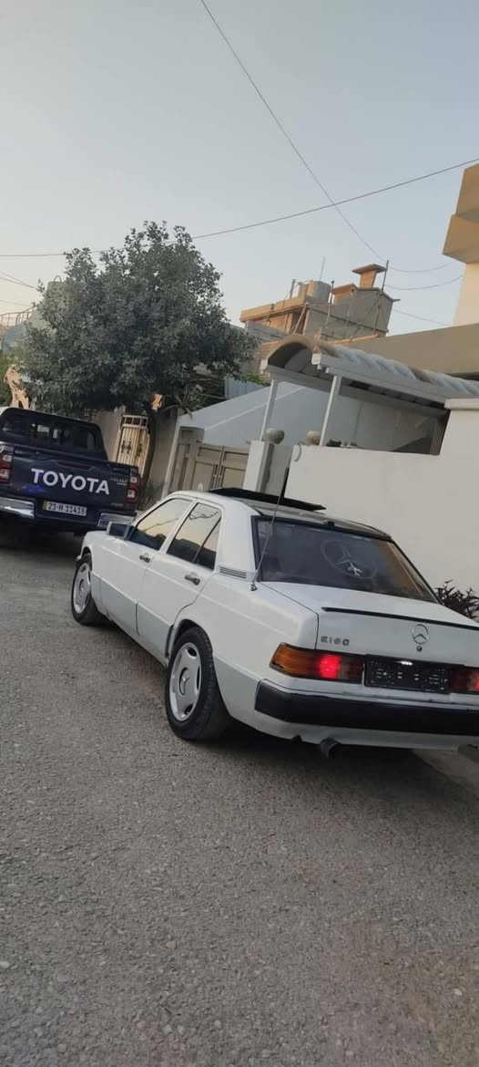 مارسيدس بؤفرؤشتن 
مؤديل ١٩٩٠
گيرو مةكينةي بةتة د ونيو 
سيارةكة بي سةرةتاية 
بةلام بةشةرتي هةمو شتيك 
گؤرينةوةش دةكةم لةسةر دل گرتن 
شوين كةلار 
*********** كالار, السليمانية
