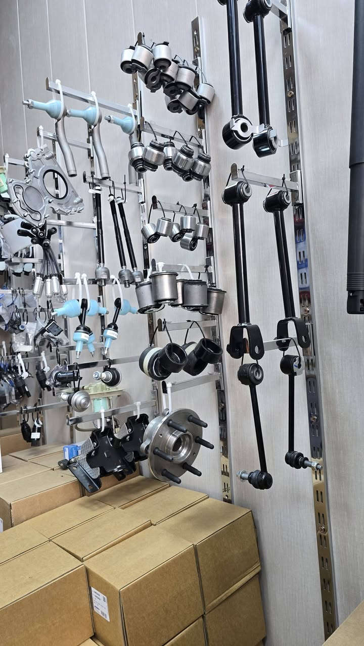 ادوات احتياطية اصلي شركة و كوبي اعلى جودة  
تعلن شركة الجود للتجارة العامة عن توفر الادوات الاحتياطية لسييارات السلفرادو و السييرا للموديلات الحديثة ٢٠١٩ و الى ٢٠٢٦ و سيارات التاهو و ااكاديلاك و اليوكن من ٢٠١٥ و الى ٢٠٢٦.
مثل ادوات الصدر و المحرك و الحساسات و الكهربائيات. 
و توفر لموديل ٢٠٠٢-٢٠٠٧ العسكري .
لتفاصيل اكثر تواصلوا معنا عبر الواتساب 
*********** 
او زورونا في بغداد ساحة الطيران منتصف الشارع.
