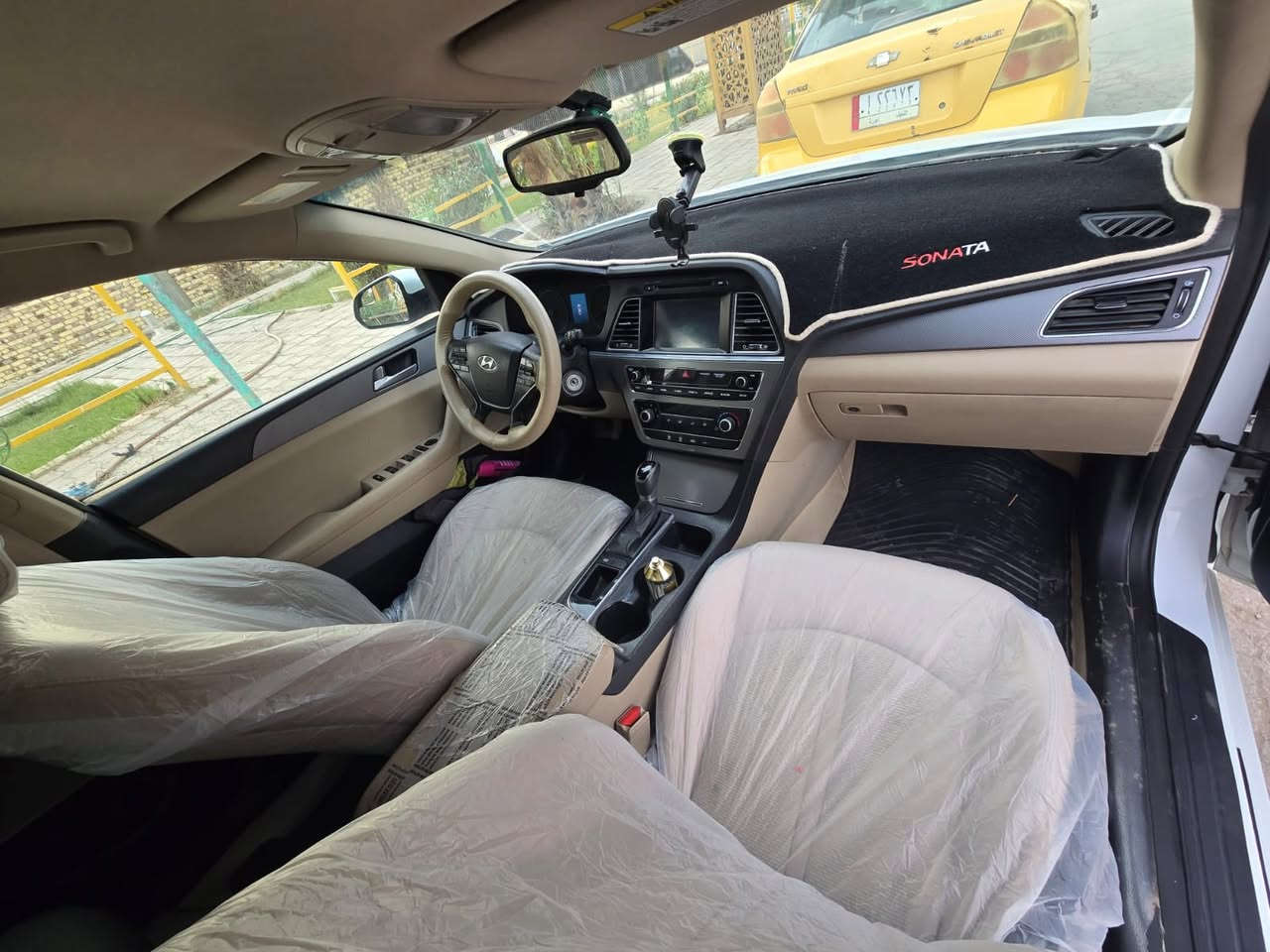 سلام عليكم  سوناتا 2016 ابيض
مواصفات
نص فول
تحكمات ستيرن
شاشه كبيره
كامره دواره
ويل كب سبورت
مكينه 2400
ماشيه 85
كاشف عطال
نظام ايكو وسبورت
سياره جاهزه من كلشي
ظرر السياره اسفل قبق الجنطه  بدون دواخل جميع الايرباكات سليمه 
بيه تكشير خفيف بدايه قماره ظاربه لزكه فابلون 
سياره بدون نقص
مكان السياره : الديوانية غماس 
بشرط تحويل ثاني يوم 
سعر 120ورقه بي مجاال بسيط
رقم الهاتف ***********
