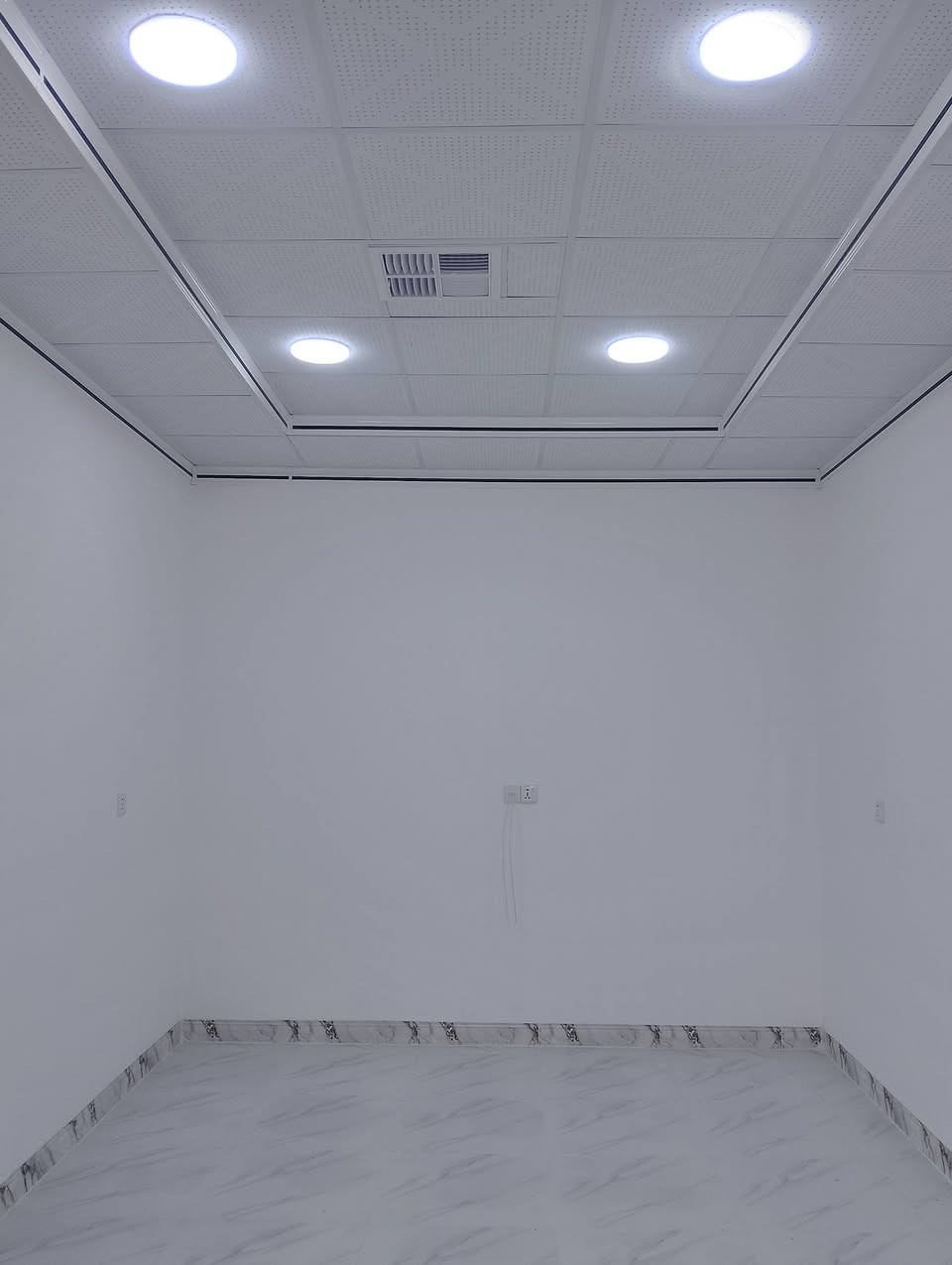 دارين للبيع مساحة الدار الواحد/104/مترمربع واجه 6.5 طابو صرف ب اسم شخص واحد 
بناء طابقين ب اشراف مهندسين فول كاشي فول مواصفات سقف ثانوي نظام تبريد مركزي واجهه ديكور فلين تركي .
_________________________________

مجموع غرف النوم في الطابق الاول والثاني (4) 
مجموع الحمامات والصحيات WC  الغربي في الطابق الاول والثاني (2)
مجموع الصحيات WC الشرقي (1) في الطابق الأول والثاني 
يحتوي على هول كبير في الطابق الاول وهول كبير في الطابق الثاني 
يحتوي كل طابق على مطبخ بارد + مطبخ حار  
يحتوي الطابق الأول فقط على غرفة ضيوف استقبال 
________________________
 العنوان كركوك قادسية الثانية ( خلف غسل الحجي  ) 
للاستفسار اكثر مراجعة مكتب النورين للعقارات والمقاولات او الأتصال على الارقام التالية 
( *********** ) واتس أب
