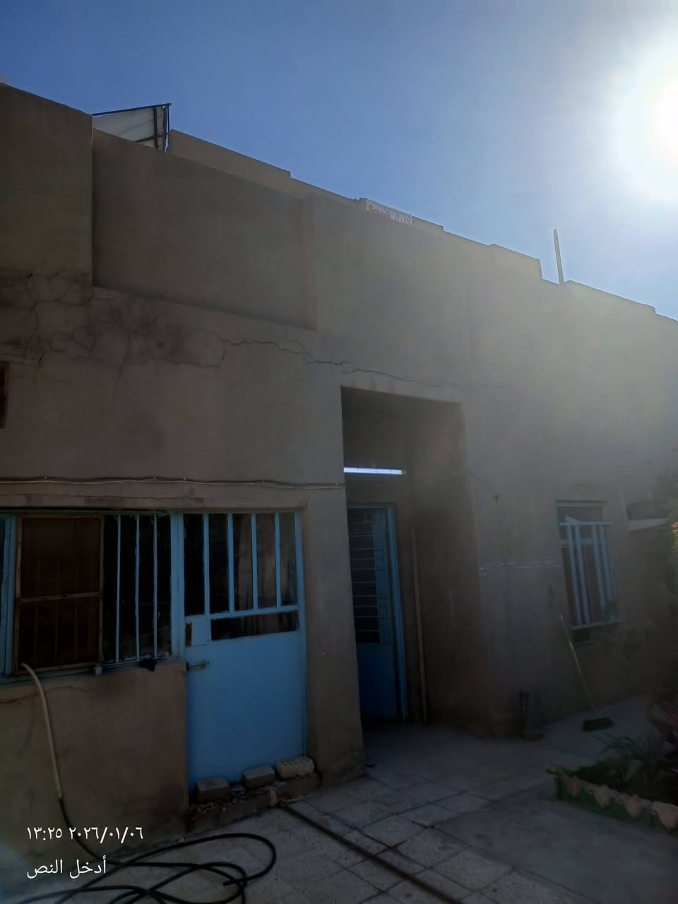 دار للبيع المساحة 180 متر واجه 12 نزال 15 ينقسم نصفين حسب المساحه الي تعجبك
بناء تسعينات موقع البياع حي السويب

 طابق ونص 
2 غرف نوم
2 هول داخلي 
2 حمام 
استقبال 
مطبخ 
مناور ثنين 
للاستفسار الاتصال على رقم *********** ☎️  بي واتساب
