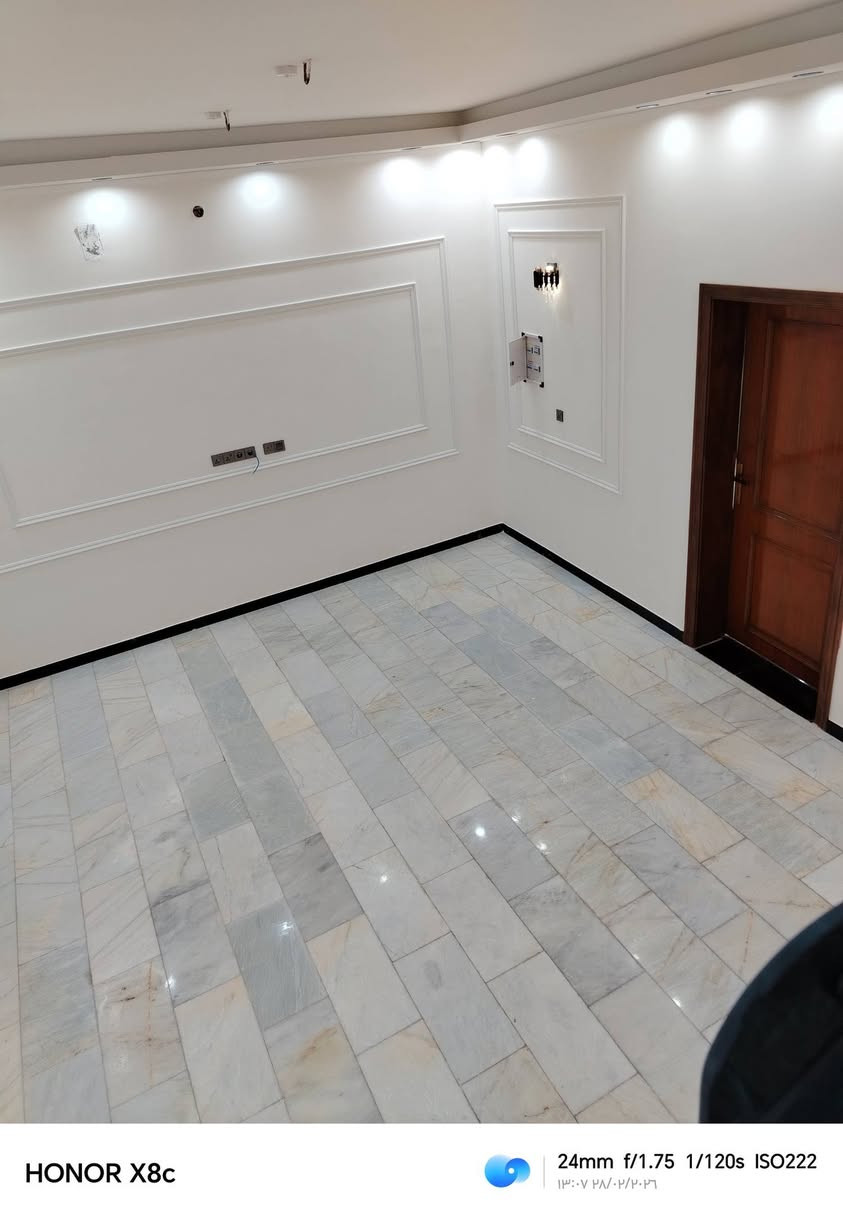 يالله دار للبيع بحي اور لأولى قرب دور نزاهه مساحته 150 متر طابقين بناء حديث درجه اولى على شارع 10 متر يتكون من أربع غرف نوم صالتين ومطبخ واستقبال أو صحيان لاستفسار أو واتساب ***********
