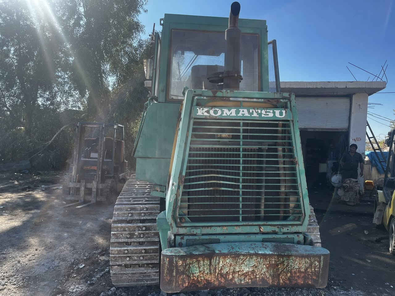 شفل زنجیر کوماتسوو یابانی للبیع مودیل ٢٠٠١ کامل جاهز  بدوون رقم محرک و  گیر پەمپ کامل جاهز  
***********
