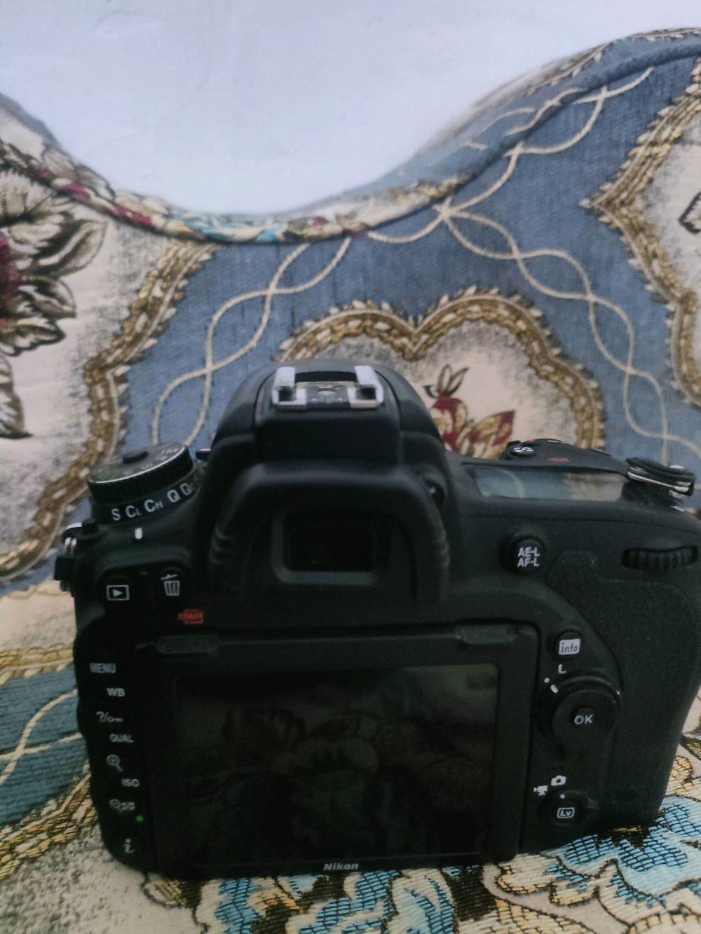 أبيع كامرة Nikon D750 أصلية، حالتها زينة ونظيفة مثل ما مبين بالصور، شغّالة بشكل طبيعي وما بيها مشاكل ظاهرة. مستخدمة استخدام خفيف ومناسبة للتصوير الاحترافي والهاوي. البيع من دون مجاملة، واللي يحب يشوفها أو يجربها قبل الشراء أهلاً وسهلاً.
