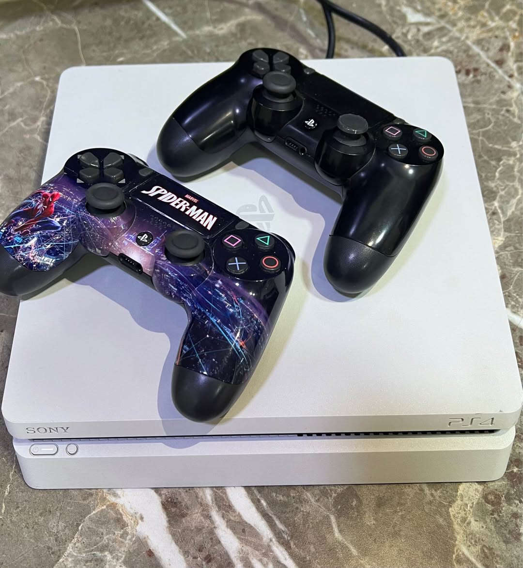 Ps4 Slim 500Gb پلەیستێشن فۆر گەلەک و گەلەک یا پاقژە نەڤەکریە کەبسە ب شەرت دوو دەسک د گەلن ئێک شەریکە ئێک تجاری هەردوو گەلە د لاون هێشتا حسابا دیلوکس نێزیکی ٤٥ روژا مایە و فیفا ٢٦ عەرەبی تێدا خەزنە  ژ.م*********** جهــ دهوک بهـــا ٢٤٠هزار و مەجالەک دێ هەبیتن دهوك, العراق
