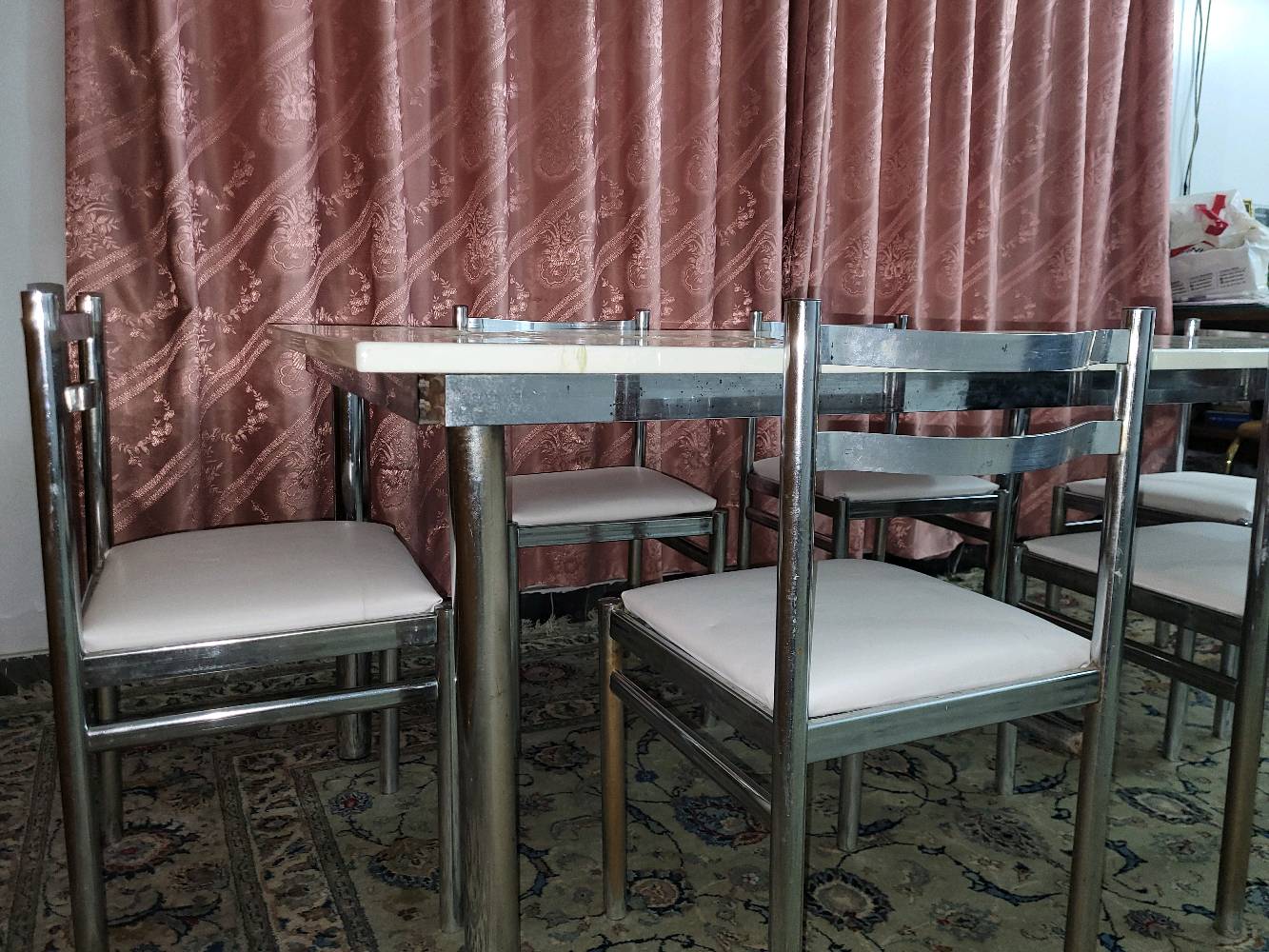 ميز طعام مستعمل بحالة ممتازة، مع 6 كراسي ودوشمة جديدة. 
العرض 1 متر 
الطول 180cm 
الميز مستعمل وبحالة ممتازة 
الكراسي دوشمة جديدة 
اللون ابيض الى بيجي (اوف وايت) 

الاتصال على الواتس اب 
***********
السعر 
300,000 الف عراقي