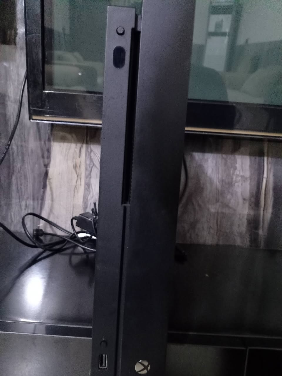 السلام عليكم شباب، متوفر جهاز Xbox One X نظيف جداً وبحالة ممتازة (شبه جديد) للبيع. الجهاز غني عن التعريف بقوته وتشغيله للألعاب بدقة 4K حقيقية وأداء سلس جداً.
📌 المواصفات والتفاصيل:
المساحة: 1 تيرابايت (1TB).
الحالة: نظيف جداً، خالي من أي عيوب أو مشاكل، وما مفتوح نهائياً (لوك ستيكر).
الملحقات:
يدة تحكم أصلية عدد [ 2 ] بحالة ممتازة.
واير الطاقة (Power Cable) + واير HDMI الأصلي.
💰 السعر:
[275 ألف دينار] 
📍 مكاني بغداد توصيل ماعندي
📞 للتواصل والاستفسار: يرجى مراسلة الخاص (الدايركت) أو الاتصال على الرقم: [ *********** ].
ملاحظة: الجهاز للفحص والمعاينة قبل الشراء للتأكد من نظافته.
