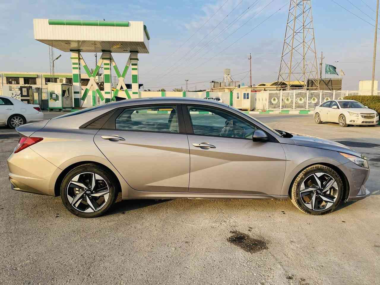 السلام عليكم 
النترا 2023  SEL
فول عدا الفتحة 
محرك وكير شاصي لغود ودواخل مكفولات بشرط 
ايرباكات مكفولة 
مواصفات تحكم ستيرن جهتين قيادة ذاتية وتوقف ذاتي وتحديد مسار وتحديد خروج عن المسار وردارد امامي وجانبي 
اوتو هولد وهندبريك بصمة دخول ذكي بصمة ابواب وتشغيل عن بعد ٣ وضعيات قياده نورمل سبورت وسمارت 
سيارة نظيفة كلش تايرات زوج اليوم شادهن 
سيارة قطعة وحدة صبغ تعتبر 
السعر ١٥٢ بيها مجال بسيط مكاني بغداد الراشدية 
***********
