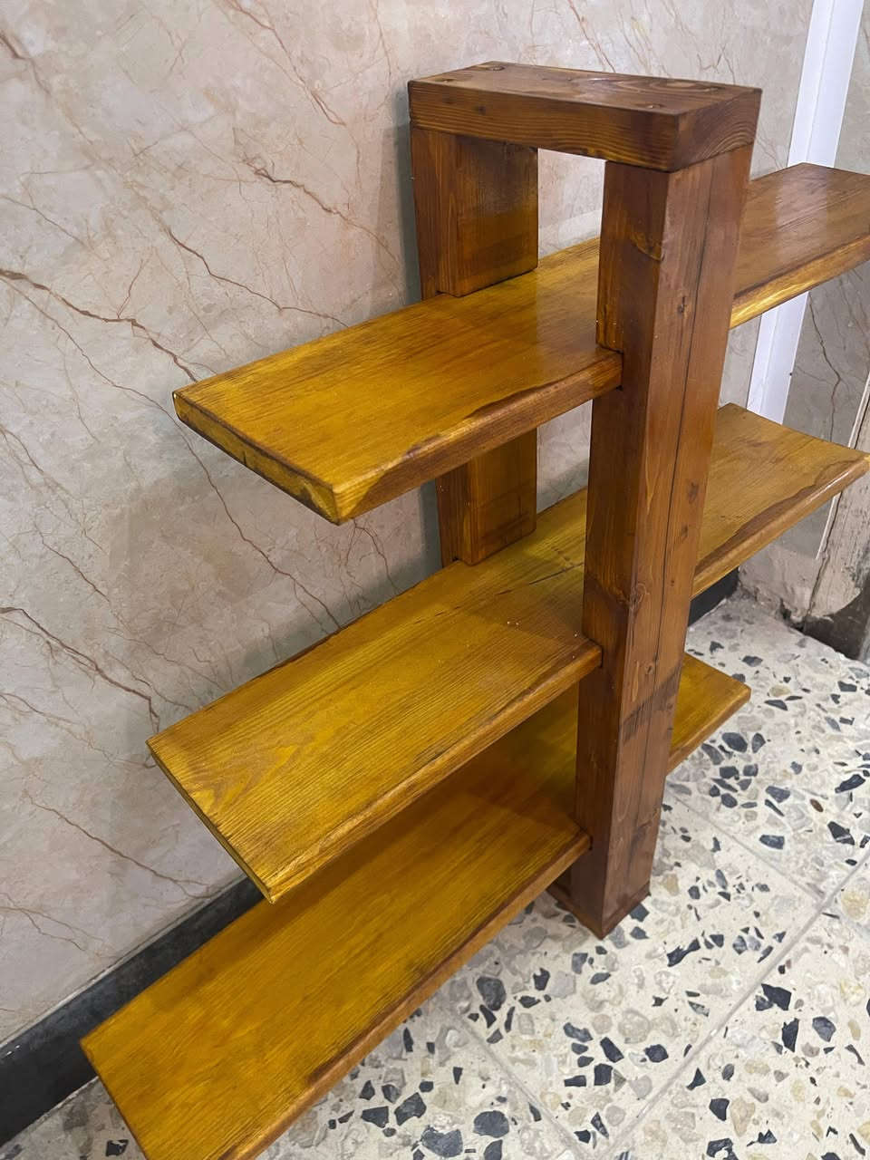 اسعد الله اوقاتكم بكل خير  
رف ديكور خشب مخفي 
الرفوف متحركة 
سهلة التركيب والتثبيت 
طول كل رف 60سنتم والعمق 14 سنتم 
الارتفاع 60سنتم
للطلب والاستفسار واتساب ***********
