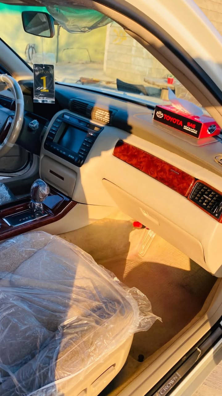 بسم الله الرحمن الرحيم
عرض للبيع

النوع: تويوتا كراون (ملكة)
الموديل: 2002

حالة السيارة:
▪️ السيارة سليمة ومكفولة من القص (مامقصوصة).
▪️ السيارة كلها بلادية وعلى حطة الشركة (كلشي بيها أصلي).

المواصفات:
▪️ 3 دُكم.
▪️ بردة خلفية.
▪️ 4 كشنات (مقاعد) كهرباء.
▪️ مرايا كهرباء + هيتر (تدفئة).
▪️ لايتات أمامية وبك لايتات كريستال.
▪️ دشبول دبي.
▪️ شاشة + مسجل سيدي وكاسيت + بوكس 6 سيدي.
▪️ لايتات زينون.

الضرر والصبغ:
▪️ بيها ضربة قطعة واحدة فقط.
▪️ بيها مقدار (4 أصابع) معجون فقط، مصلحة بشكل ممتاز جداً وما يبين بيها أي شي أبد.

السعر: 70 ورقة (7000 دولار) - وبيها مجال بسيط للطيبين.
المكان: محافظة السليمانية - قضاء قلعة دزة.

للاستفسار يرجى الاتصال على الرقم:
(لێرە ژمارەی مۆبایلەکەت بنووسە)


**إذا كنت صاحب هذا الإعلان وتريد حذفه لأي سبب، رجاءا أرسل رسالة إلى الدعم الفني**