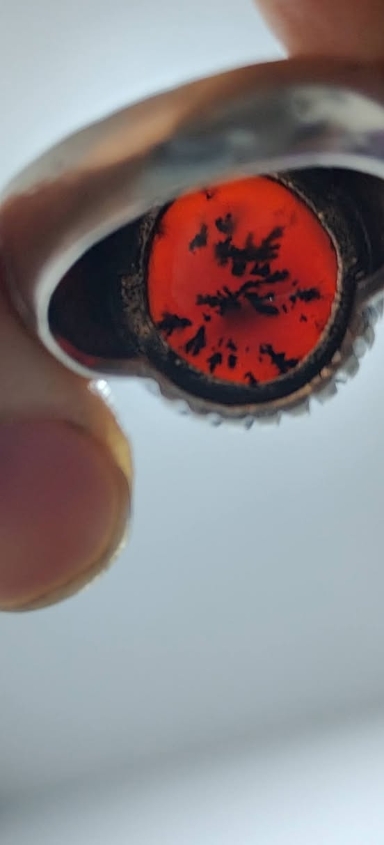 سلام عليكم ورحمة الله وبركاته خاتم فضة 925 صياغة يدوية نوع الحجر ( عقيق يماني كبدي _ شجري ) قياس الخاتم 24 وزن الخاتم 20 غرام طبعاً الحجر جداً قديما ولكن الصياغة جديدة السعر 75 الف واني خادم ان شاء الله عنواني (نجف - كوفة - حي ميسان ) ***********
