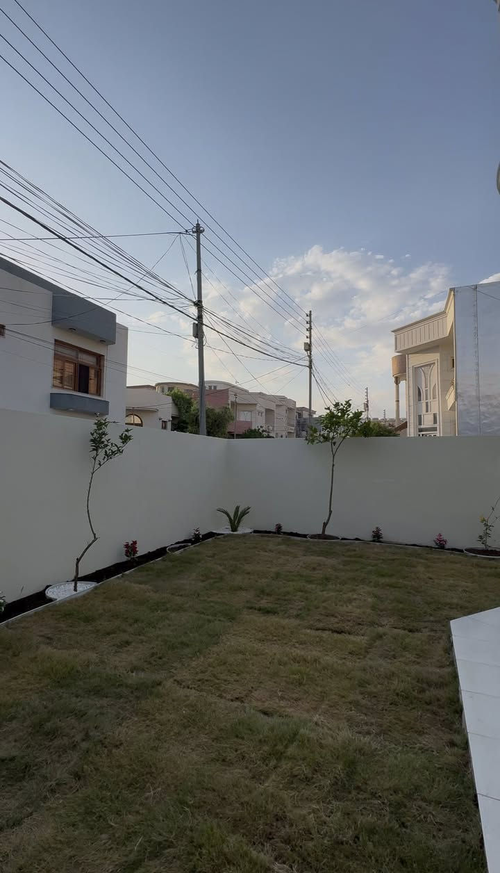 خانى بو فروتن ماسيكا دوو 
بشت مدرسا سه رده م ب دوو فرعا 
واجيهه غرب حرف تي 
مساحه 200 متر 
ايك طابق 
هاتيه ترميم كرن حساب بويه صفر 
سعر 12 دفتر و 90 ورقه ومجال 

***********
***********
