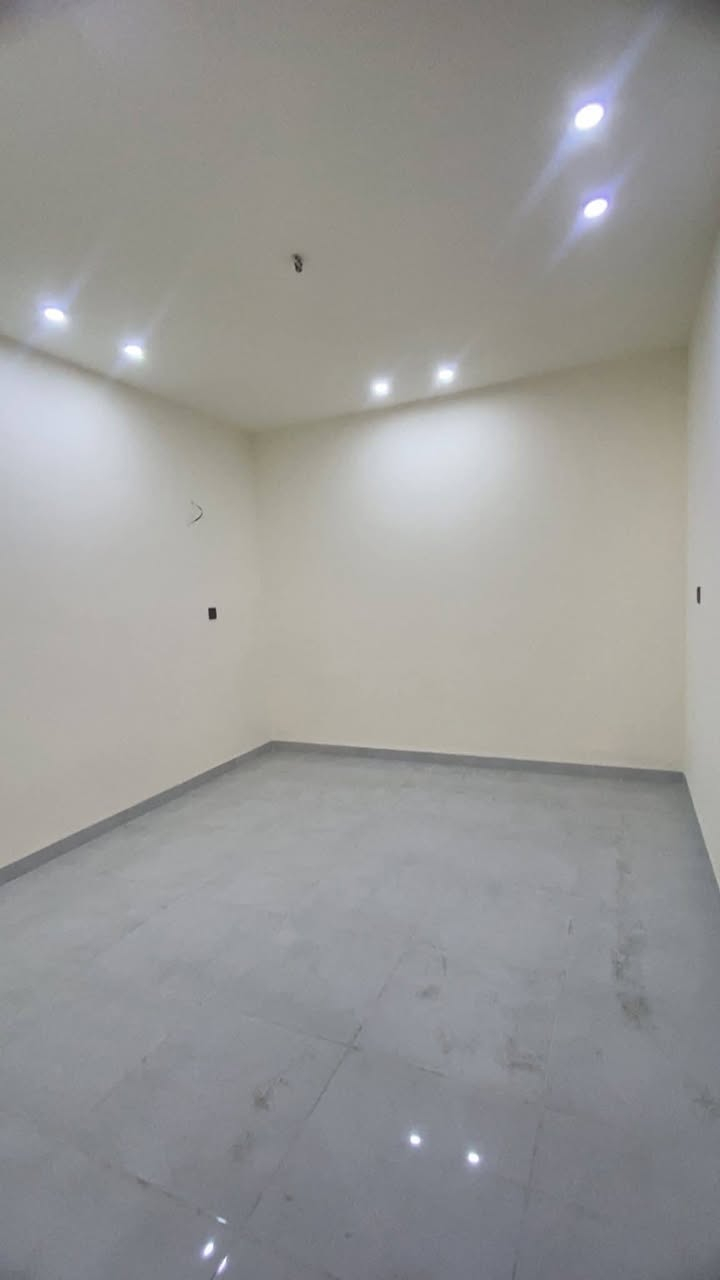 للايجار 90 متر
4 غرف نوم وصالة ومطبخ خدمات السعر مليون قفل 
***********
