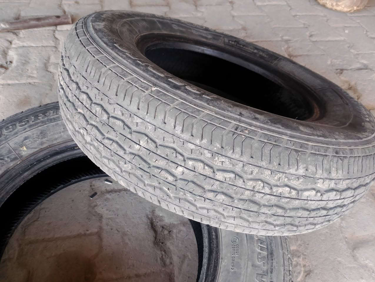 زوج تايرات لبيع قياسهن 195 على 15 مال فيرسا نيسات مكاني كوفه سهله  اتصال على رقم ***********
