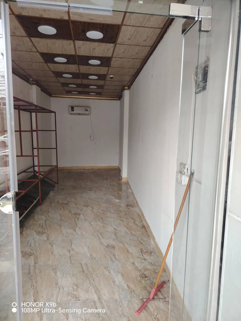 المحل للبيع
_ الموقع (سايدين الرفاق + قرب دورة المثنى + ومجاور لعقارات البيت المعمور + وقرب مطعم المجلس).
 _المحل يشمل (جام خانه + سبلت + ستسم كاميرات مع شاشة + سقف ثانوي + خط مولدة). 
_ علماً ان الايجار 250.000 
_ للتواصل على السعر …اتصل على الرقم
(*********** حاتم) 
(*********** حسن)
