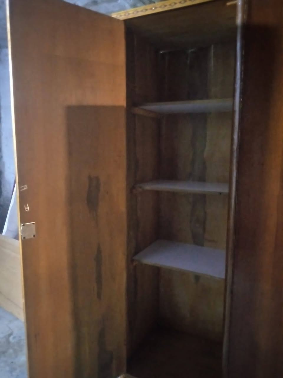 كنتور اربع أبواب نضافه شكل انته تقيم سعر ٢٠٠ مع شد ونقل لمعلومات ٦ الرفوف مع تعاليك  والضهر جرجوبه عنواني كربلاء حي عامل منطقه ثانيه رقمي ***********
