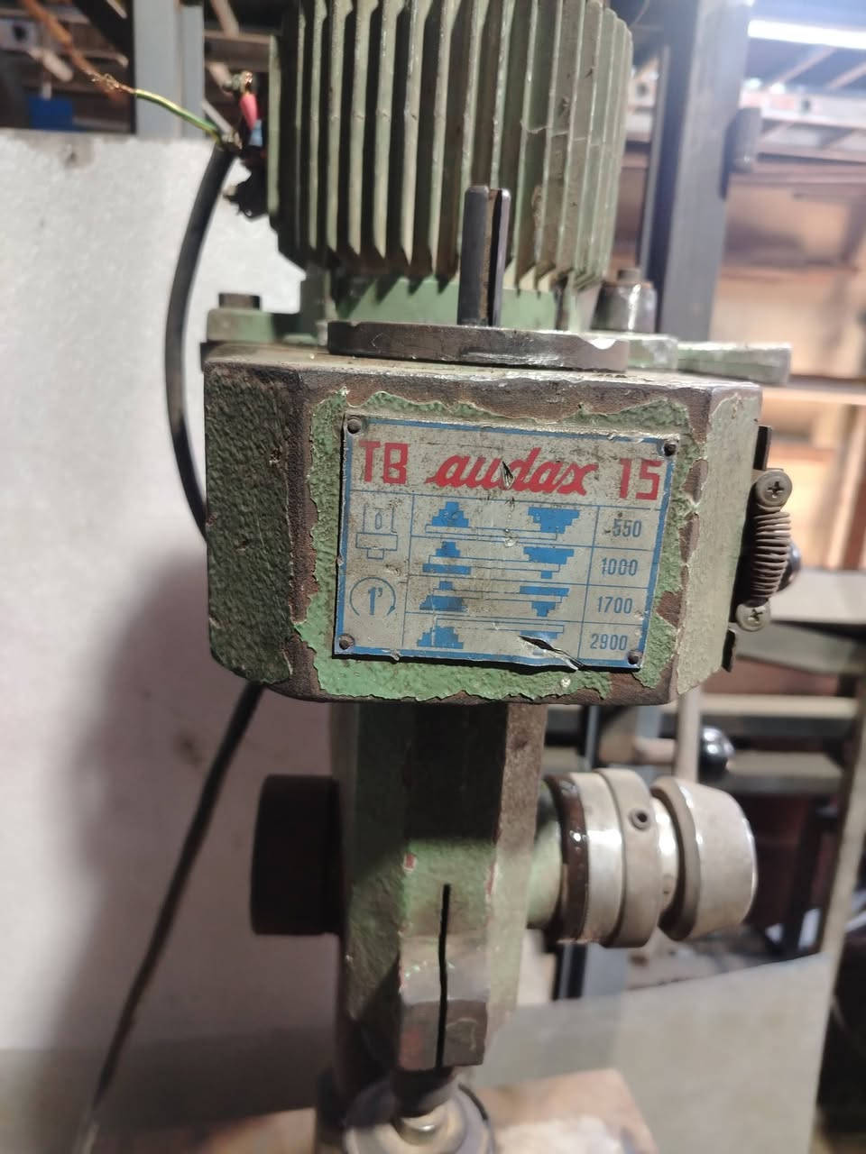 السلام عليكم مزرف 3فيز بي كسر بل لشة وملحوم من الأسفل شغال سعرة 350الف مكانة الشيخ عمر ***********
