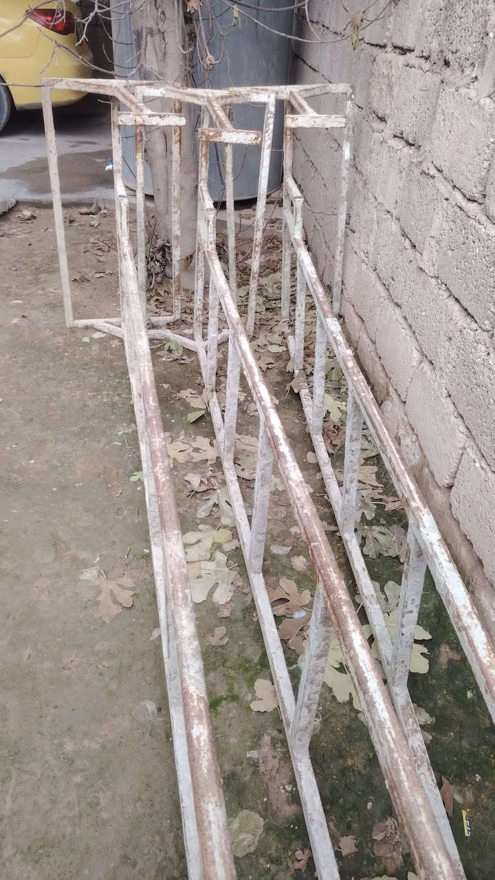 سلالم عدد 3
4:50 اربعه ونص 
السعر 150 الف وبيها مجال للشراي 
كدام لعين بس وحده مكسورة العنيره 
***********
