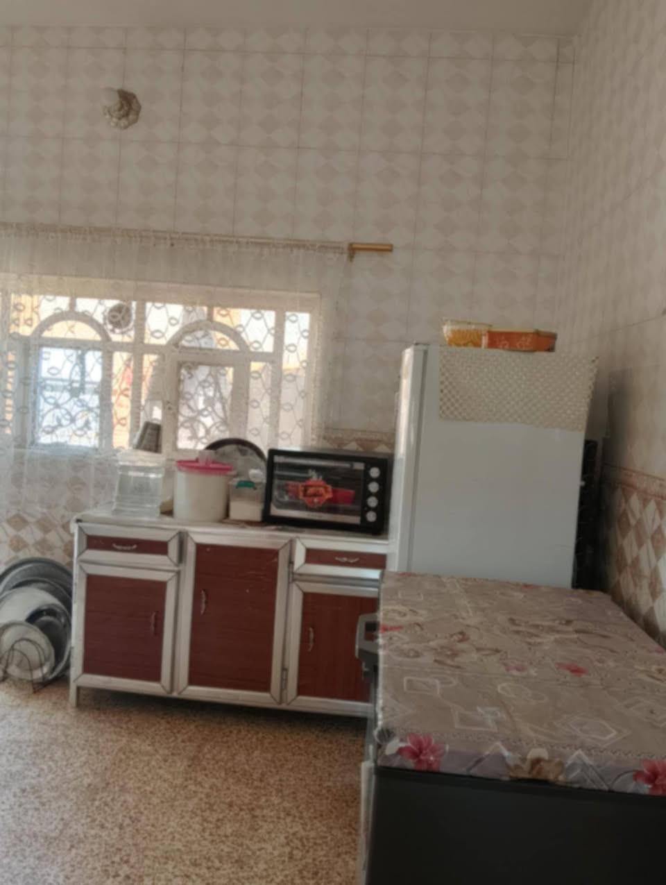 بيت كليش نظيف ومرتب مساحة ١٨٠ سند ٢٥ تحويل مباشر حله ورديه خارج سيف سعد قرب فرن المصطفى لاستفسار الاتصال على الرقم *********** امير يوجد واتساب
