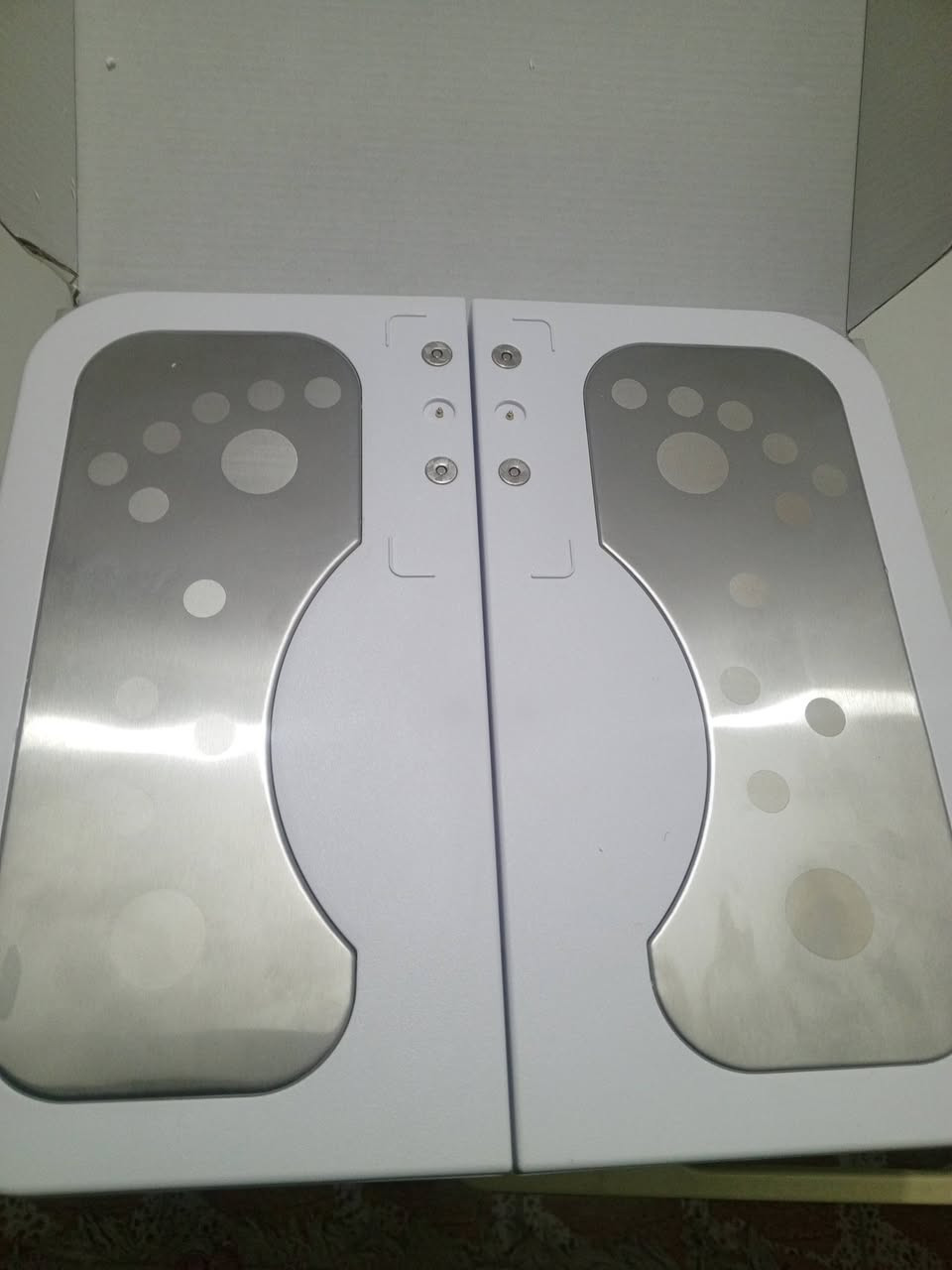 30الف مع التوصيل
جهاز تدليك القدمين الذكي من العلامة التجارية FORBLO. 
يتميز بـ 50 مستوى للشدة و 7 أوضاع للتدليك لتناسب احتياجاتك. 
يعمل بتقنية EMS (التحفيز الكهربائي للعضلات) لتحفيز عضلات القدمين وتحسين الدورة الدموية. 
مزود بمؤقت ذكي لمدة 30 دقيقة ويتميز بتشغيل صامت للغاية. 
تصميم قابل للطي وسهل الاستخدام، ويتم شحنه عبر منفذ USB.


**إذا كنت صاحب هذا الإعلان وتريد حذفه لأي سبب، رجاءا أرسل رسالة إلى الدعم الفني**