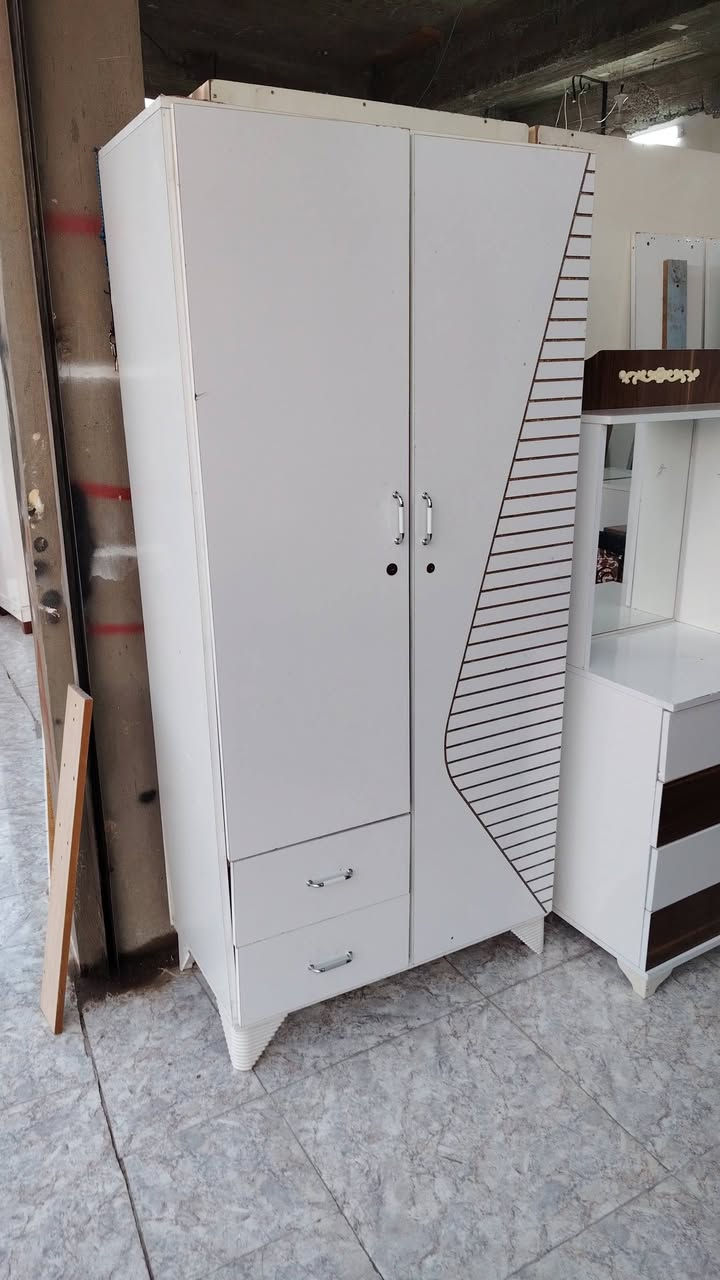 كنتور ومساعد كنتور ميز تواليت و جربايه نفر وحده بسعر مناسب عنوان كركوك قصاب خانه قرب دفاع المدني *********** معرض الأخوين
