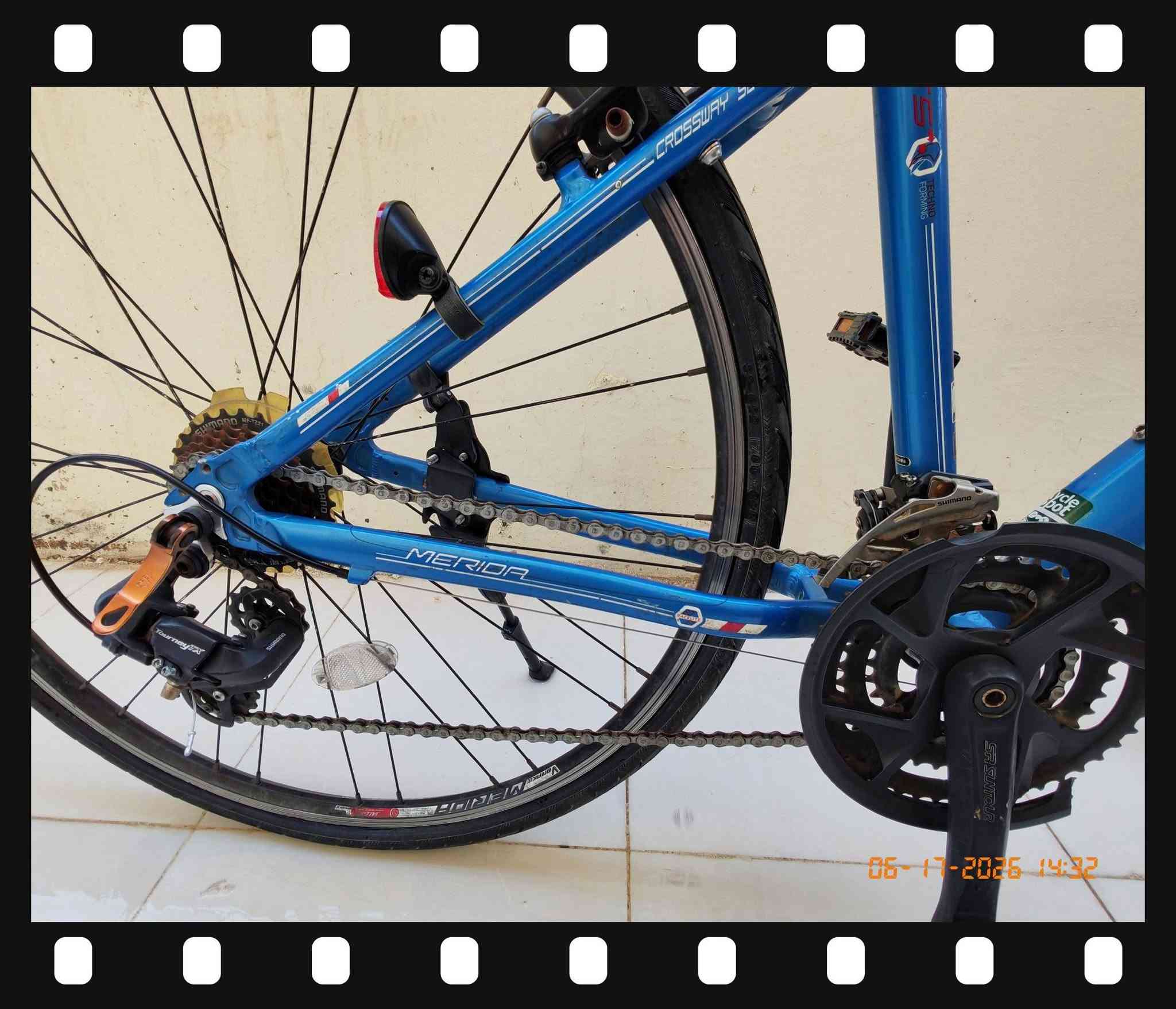 🚲 للبيع بايسكل MERIDA Crossway 

بايسكل أصلي ماركة MERIDA موديل Crossway 
نوعه Hybrid / Trekking مناسب للرياضة، المشاوير اليومية، والشارع.

المواصفات:
✅ فريم ألمنيوم خفيف ومتين
✅ قياس تاير 700C 
✅ كير Shimano Tourney TX
✅ بريكات V-Brake أمامي وخلفي
✅ مقود مستقيم ومريح
✅ حالة جيدة ونظيف مثل ما واضح بالصور

السعر: 200 الف
المكان: بغداد / الغزالية 
للاستفسار  ***********
