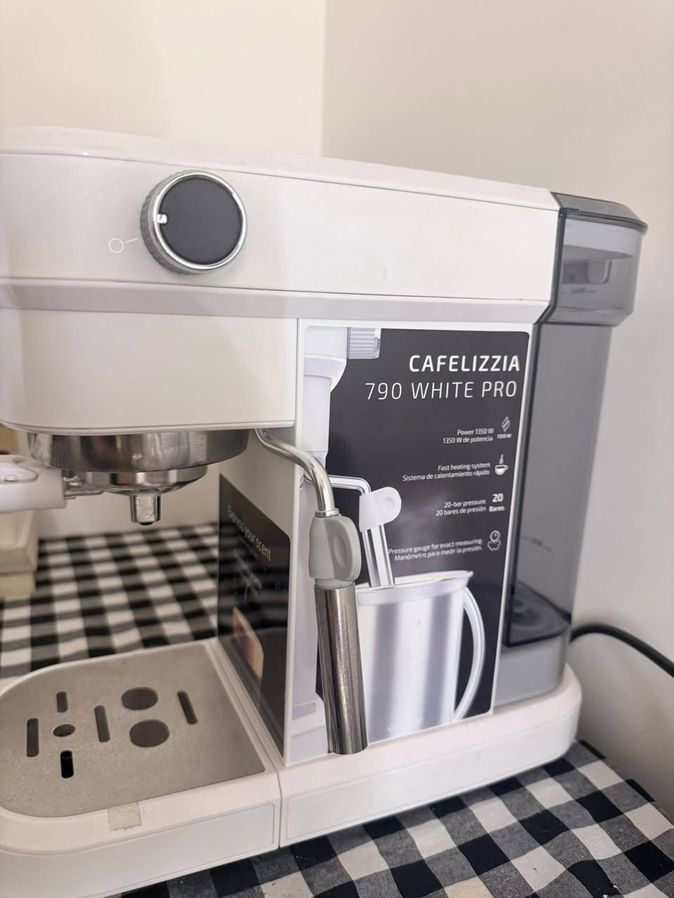 للبيع جديده ⭕️.
الموديل: Cafelizzia 790 White Pro
* القدرة الكهربائية: 1350 واط
* ضغط المضخة: 20 بار
* نظام تسخين سريع (Fast Heating System)
* عصا بخار من الستانلس ستيل لتحضير الرغوة وتسخين الحليب
* خزان ماء جانبي قابل للإزالة
* صينية تنقيط قابلة للإزالة للتنظيف
* مناسبة لتحضير الإسبريسو والكابتشينو واللاتيه


**إذا كنت صاحب هذا الإعلان وتريد حذفه لأي سبب، رجاءا أرسل رسالة إلى الدعم الفني**
